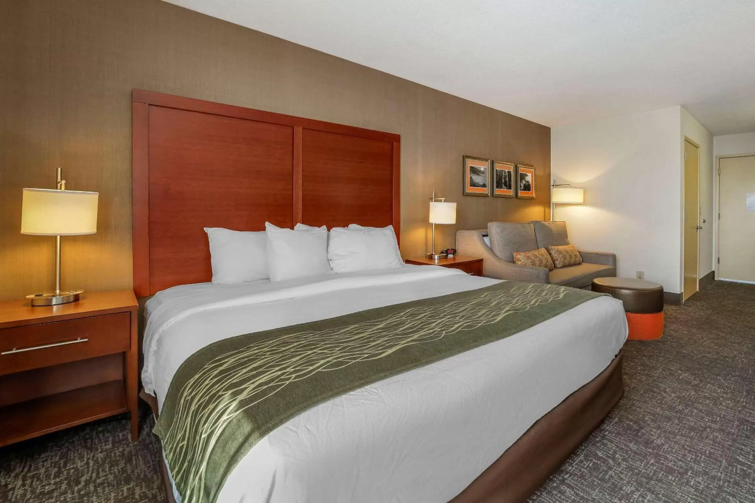 Bedroom, Bed in Comfort Inn Humboldt Bay - Eureka