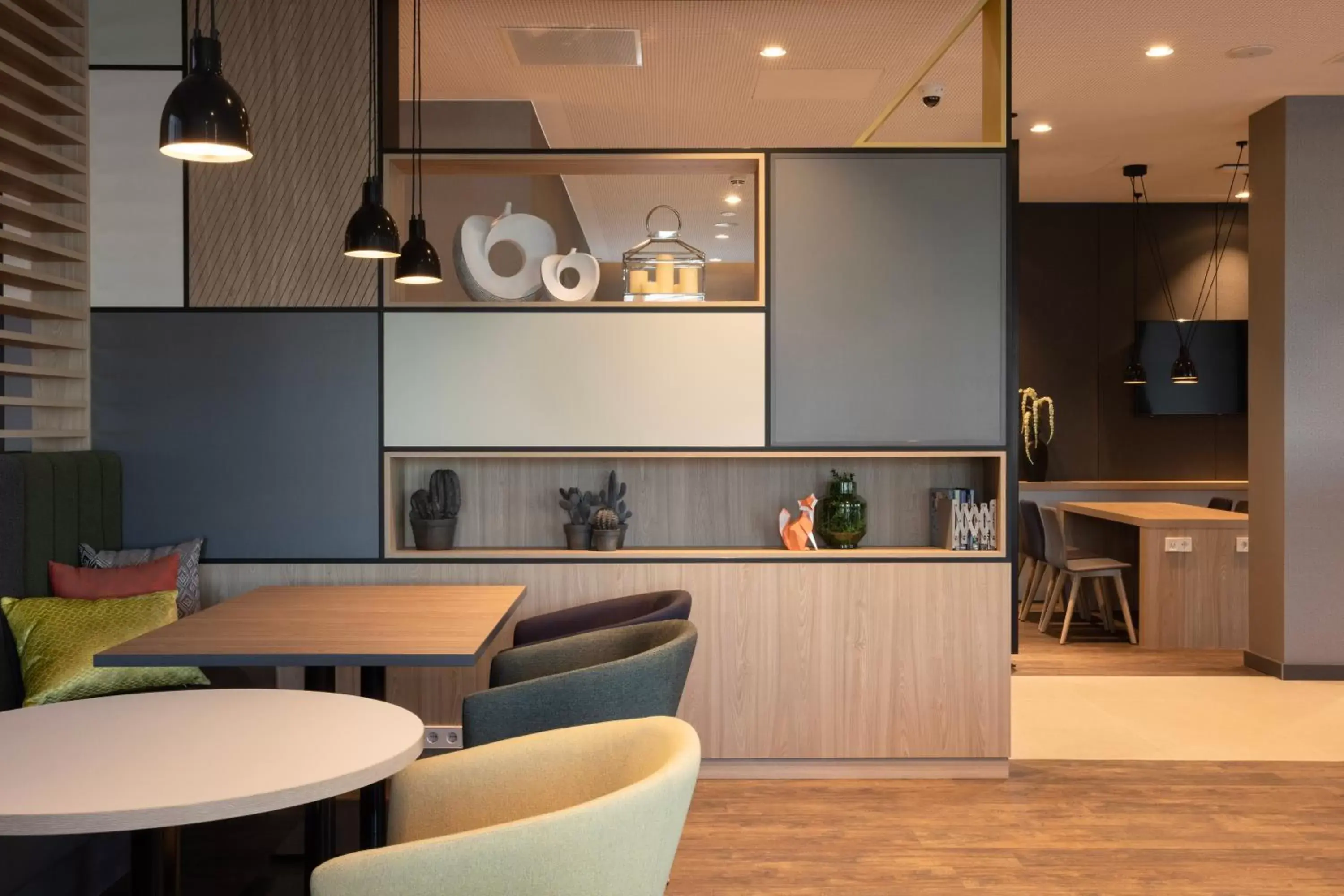 Lounge or bar, Kitchen/Kitchenette in Holiday Inn - Eindhoven Airport, an IHG Hotel