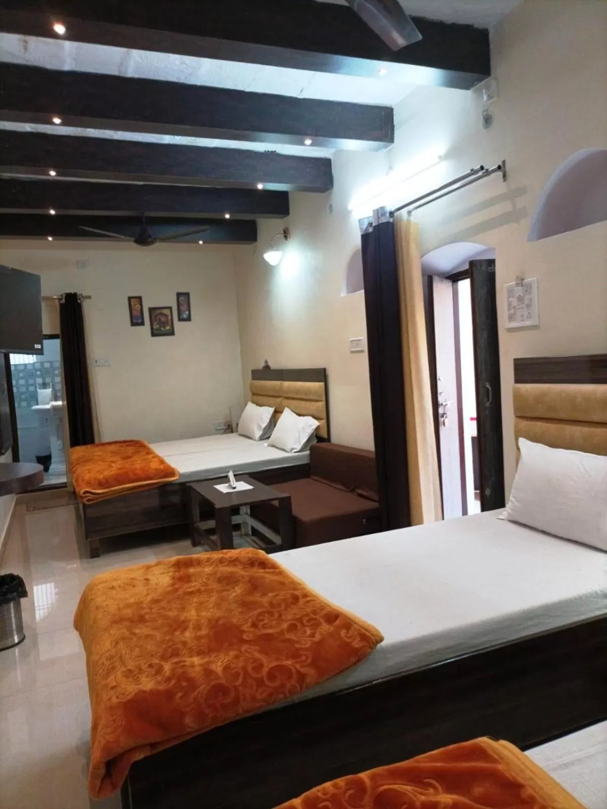 Photo of the whole room, Bed in Foreigners Inn