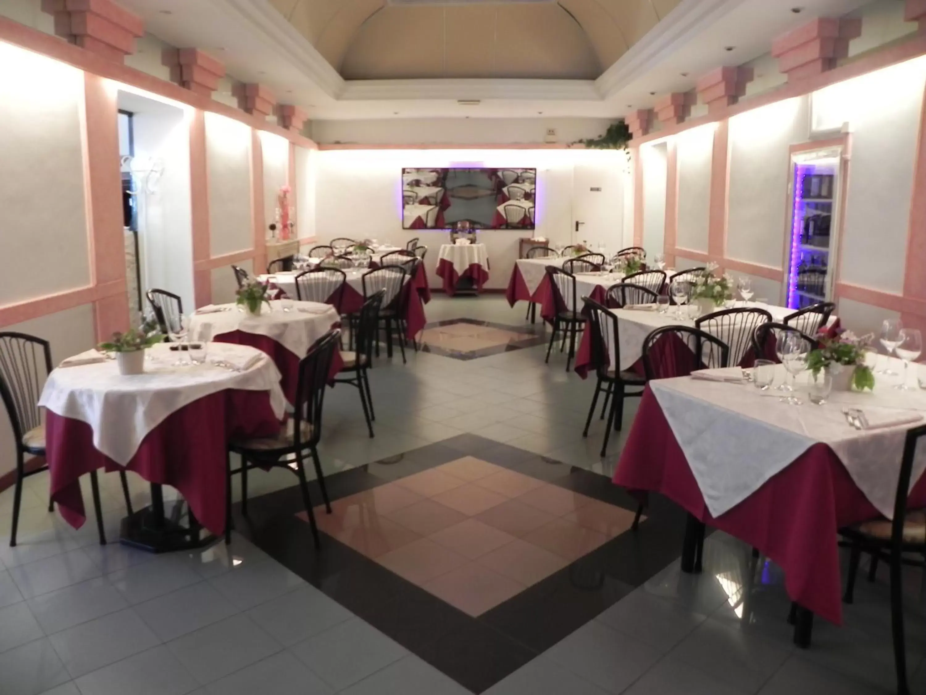 Restaurant/Places to Eat in Hotel Villa Robinia