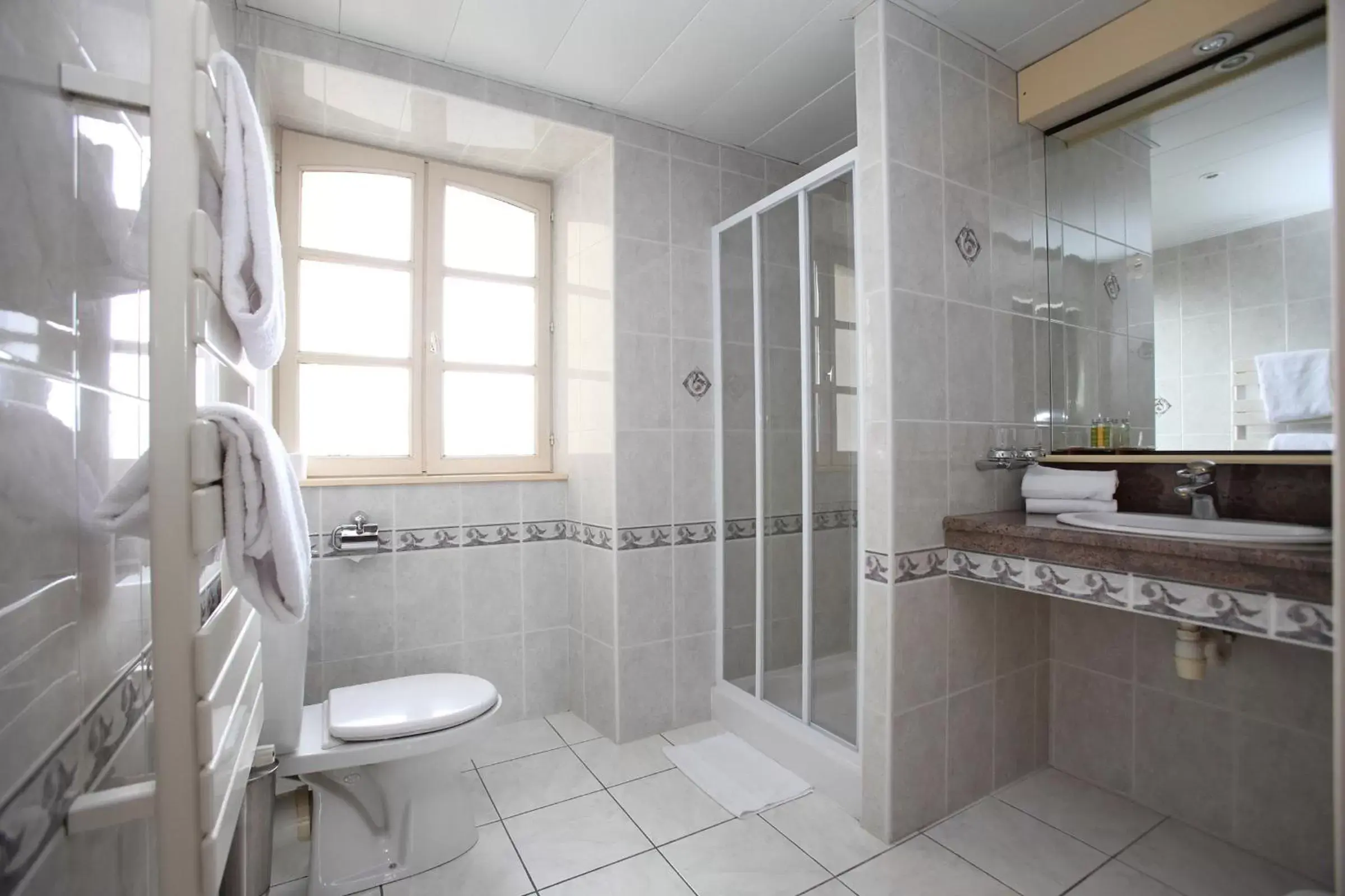 Shower, Bathroom in Cit'Hotel le Challonge