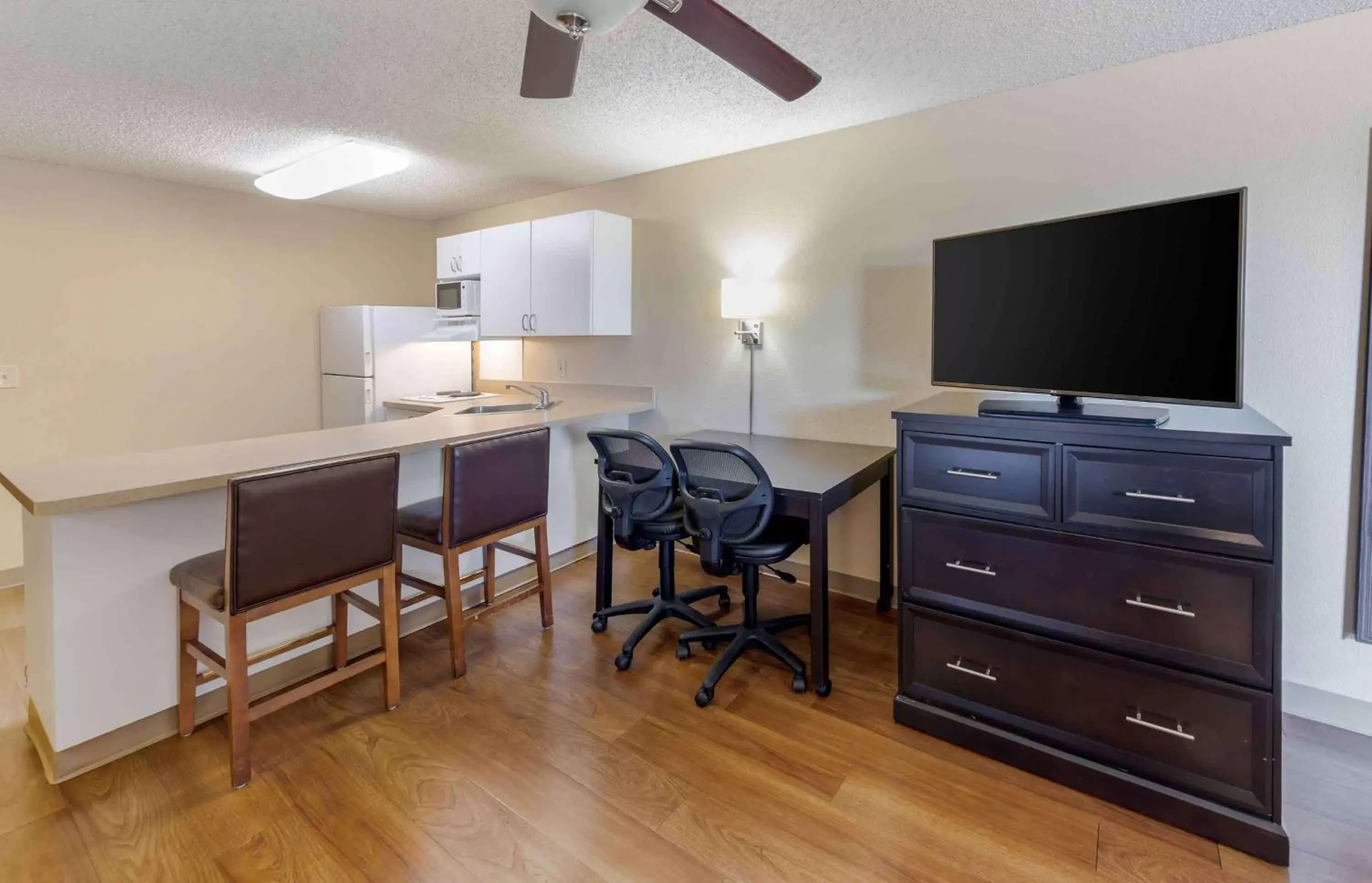 Bedroom, TV/Entertainment Center in Extended Stay America Suites - Los Angeles - Arcadia