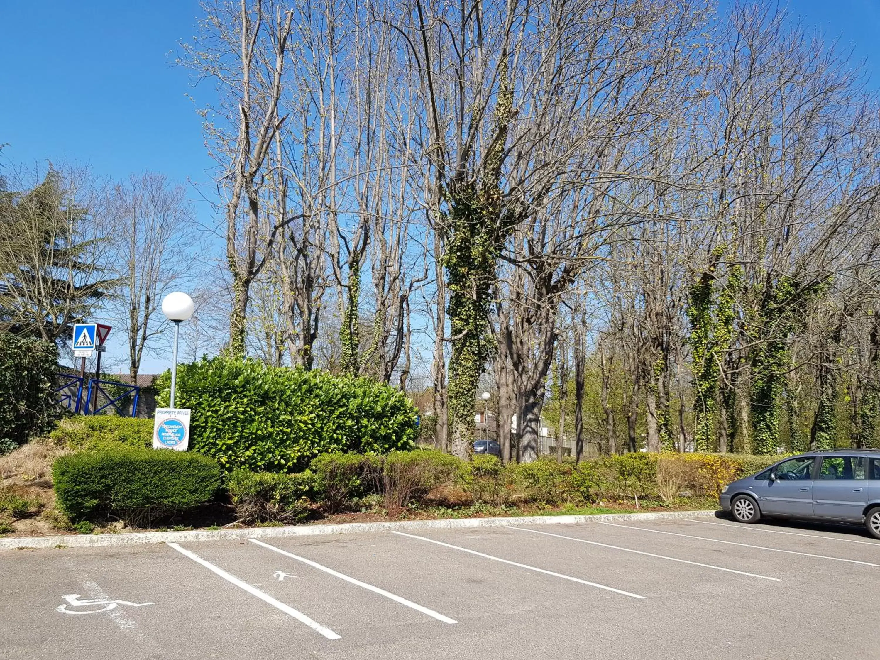 Parking in Kyriad Saint Fargeau Ponthierry - Apollonia