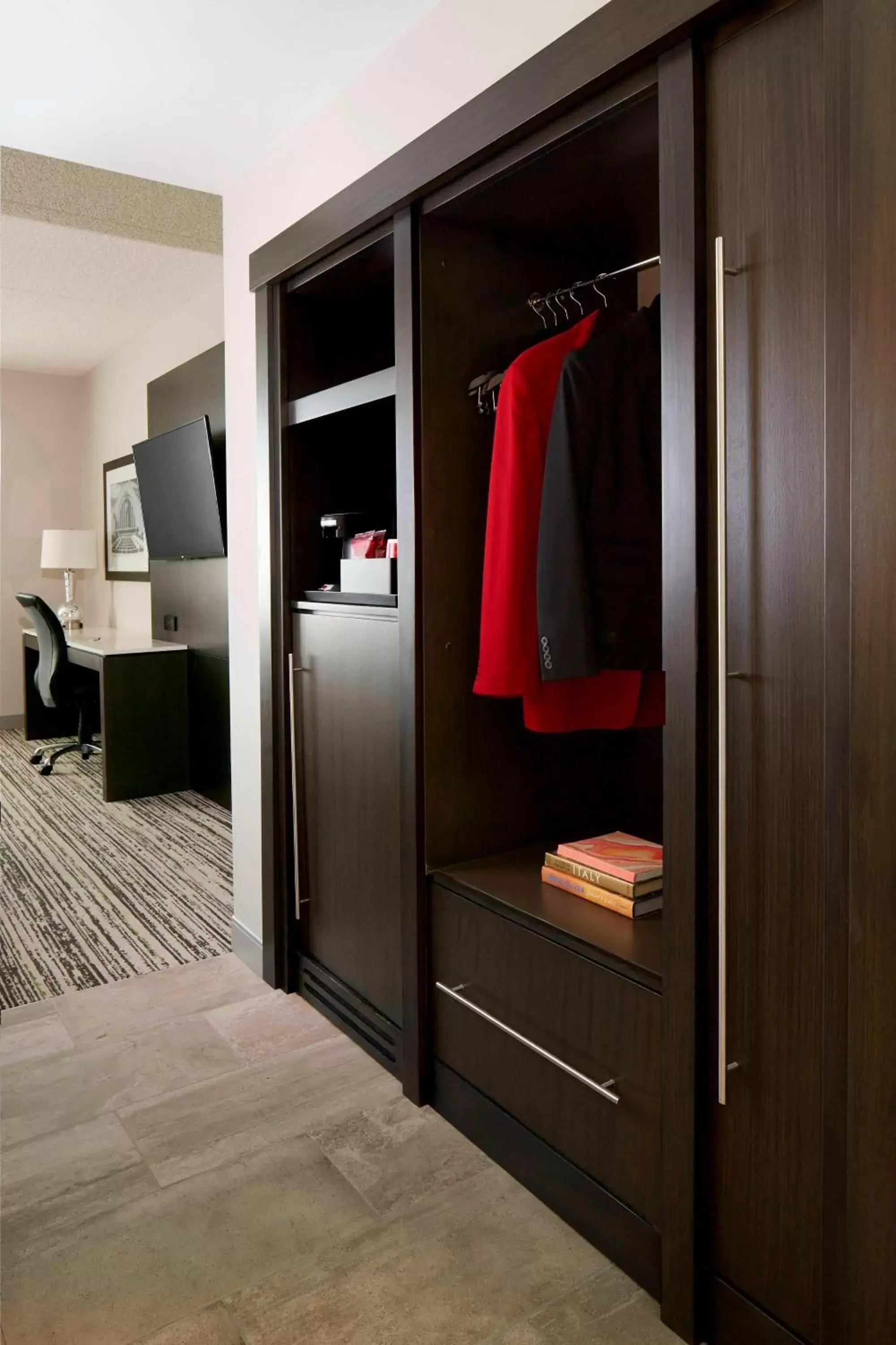 Photo of the whole room, TV/Entertainment Center in Marriott Cincinnati Airport