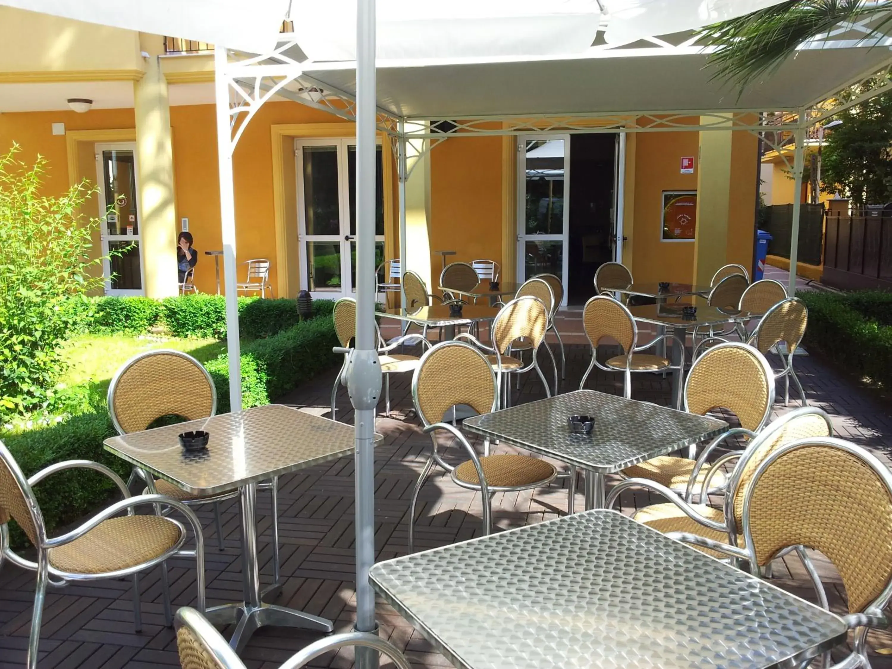Facade/entrance, Restaurant/Places to Eat in Hotel Alibi