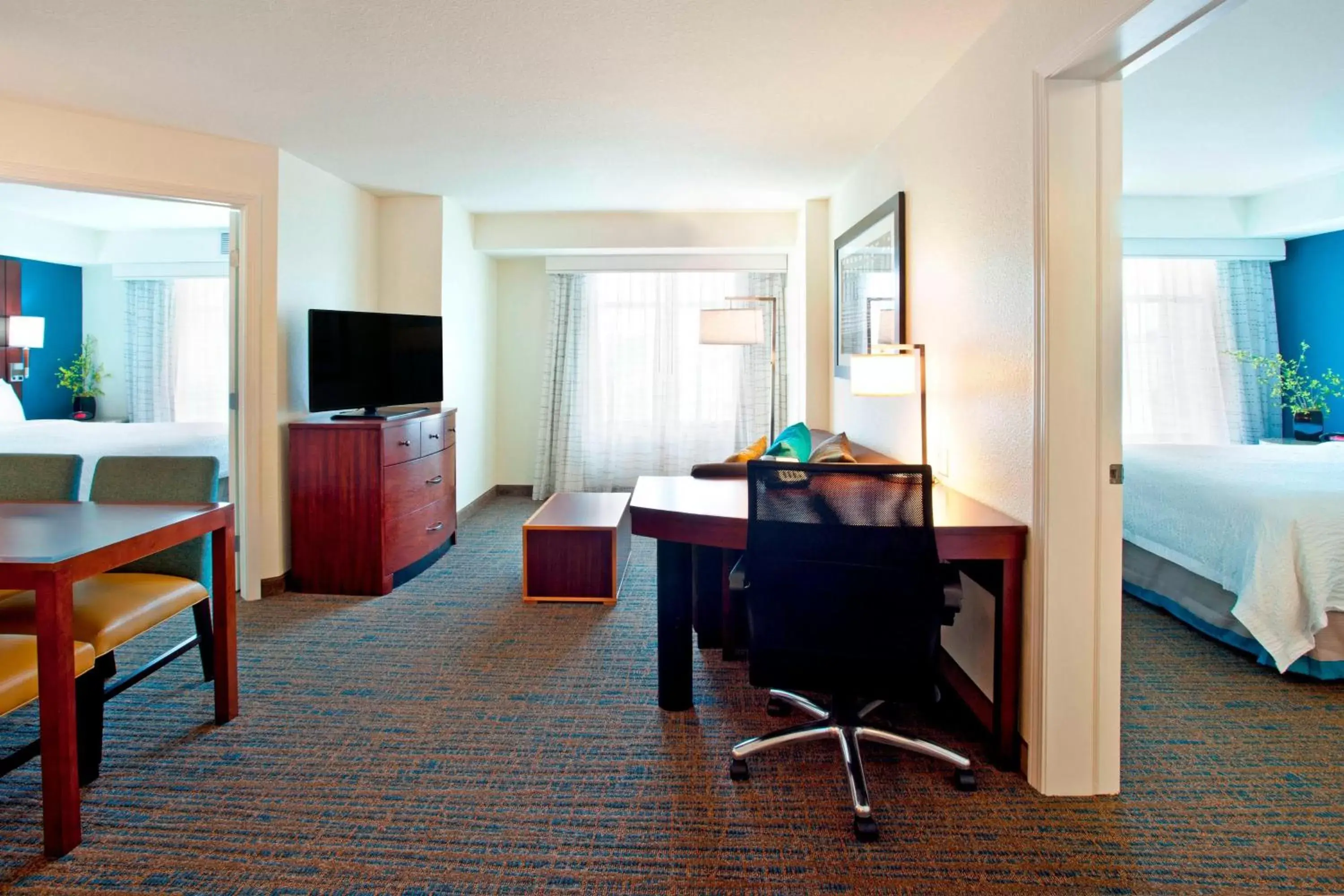 Bedroom, TV/Entertainment Center in Residence Inn by Marriott Portland Airport at Cascade Station