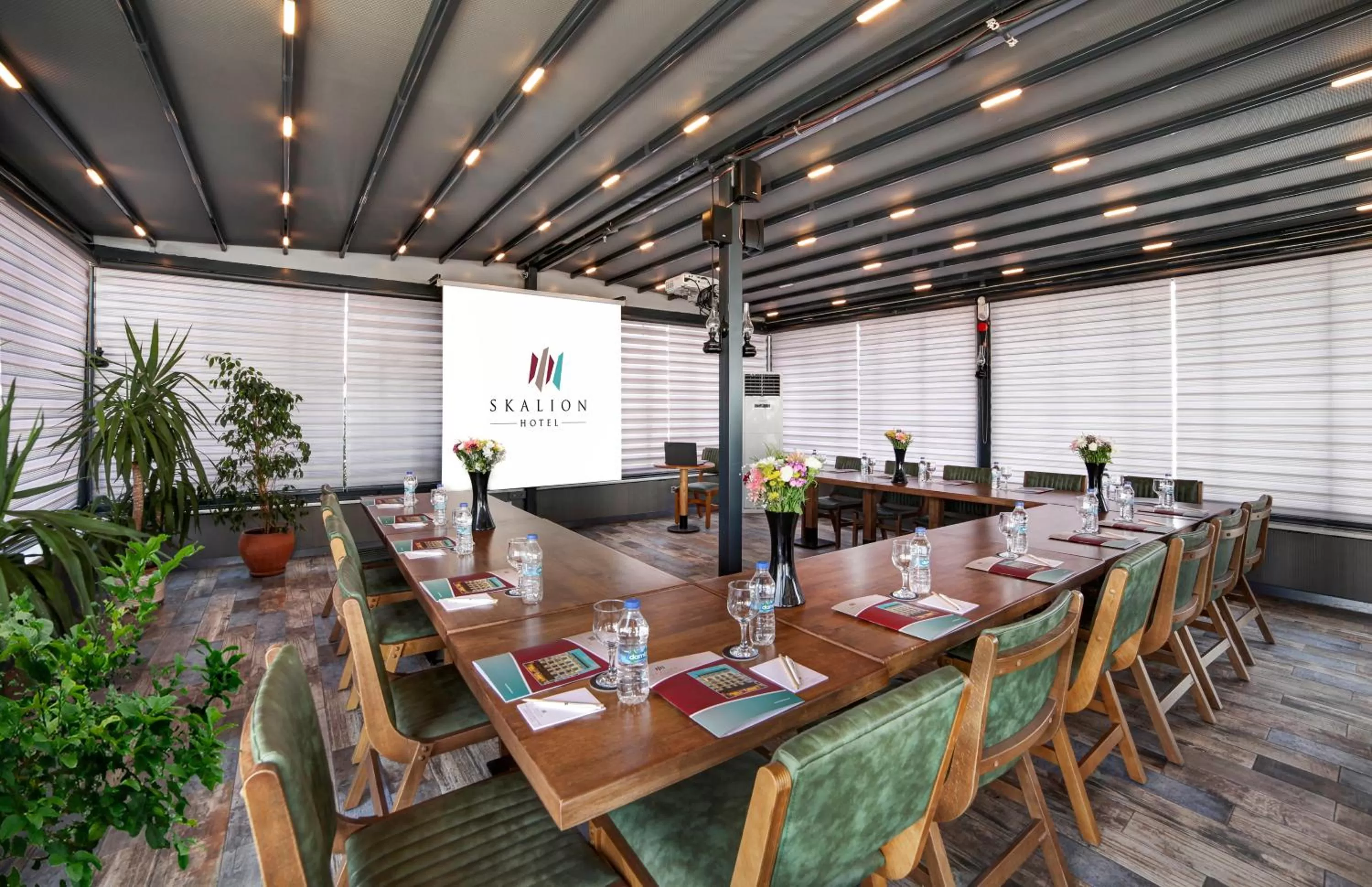 Restaurant/places to eat in Skalion Hotel