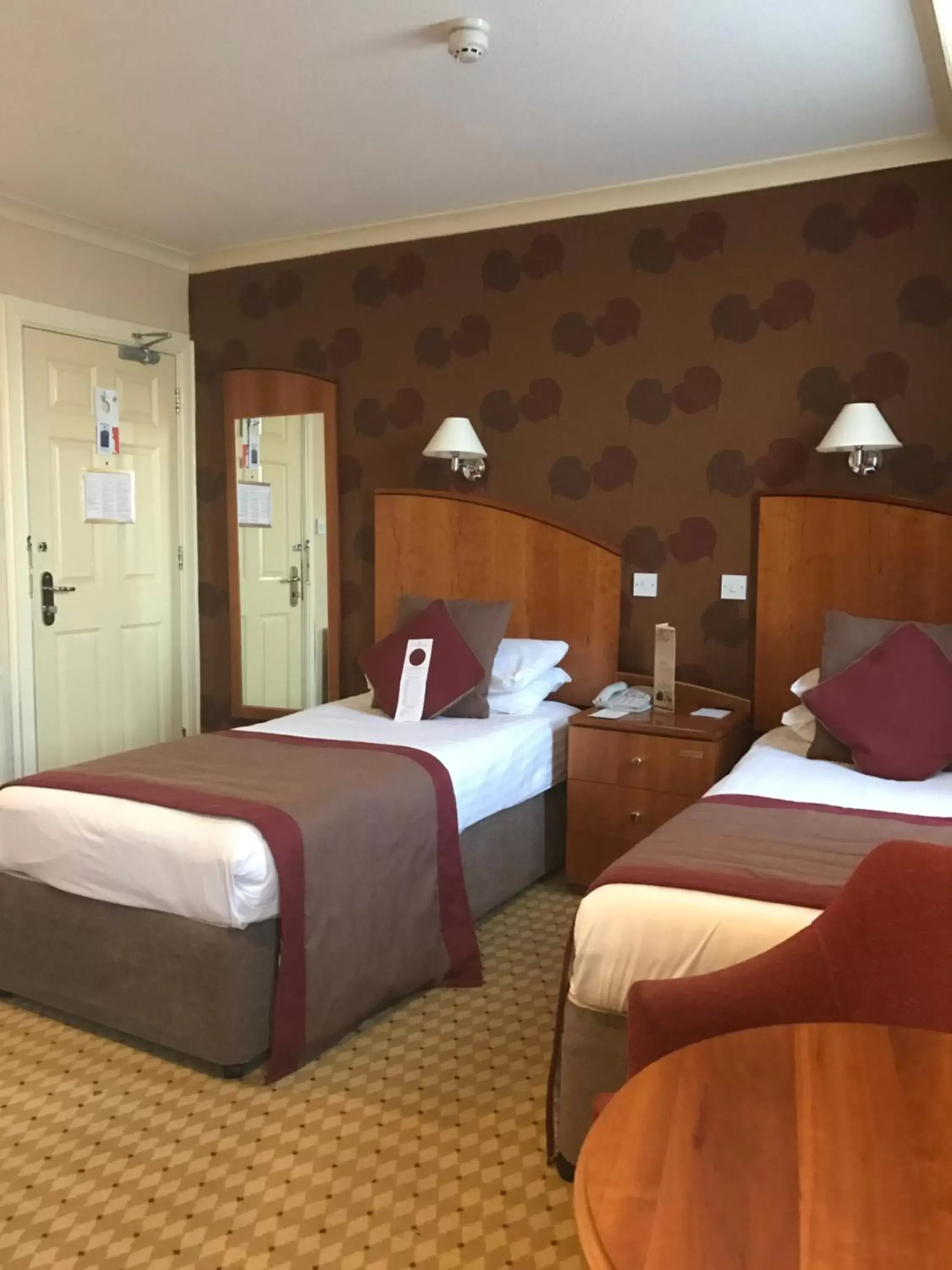 Bedroom, Bed in Crown & Mitre Hotel