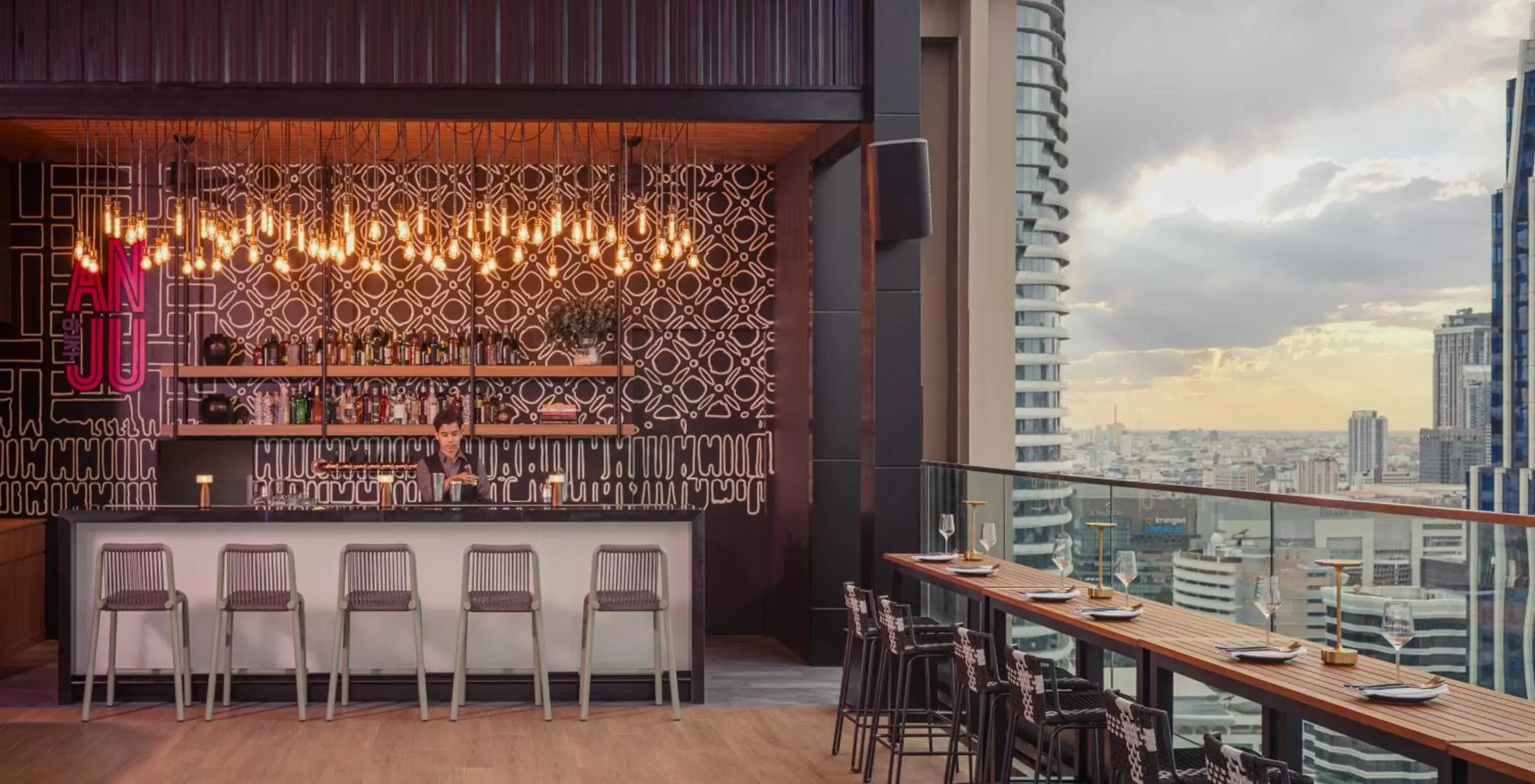 Lounge or bar in Sindhorn Midtown Hotel Bangkok, Vignette Collection - an IHG Hotel