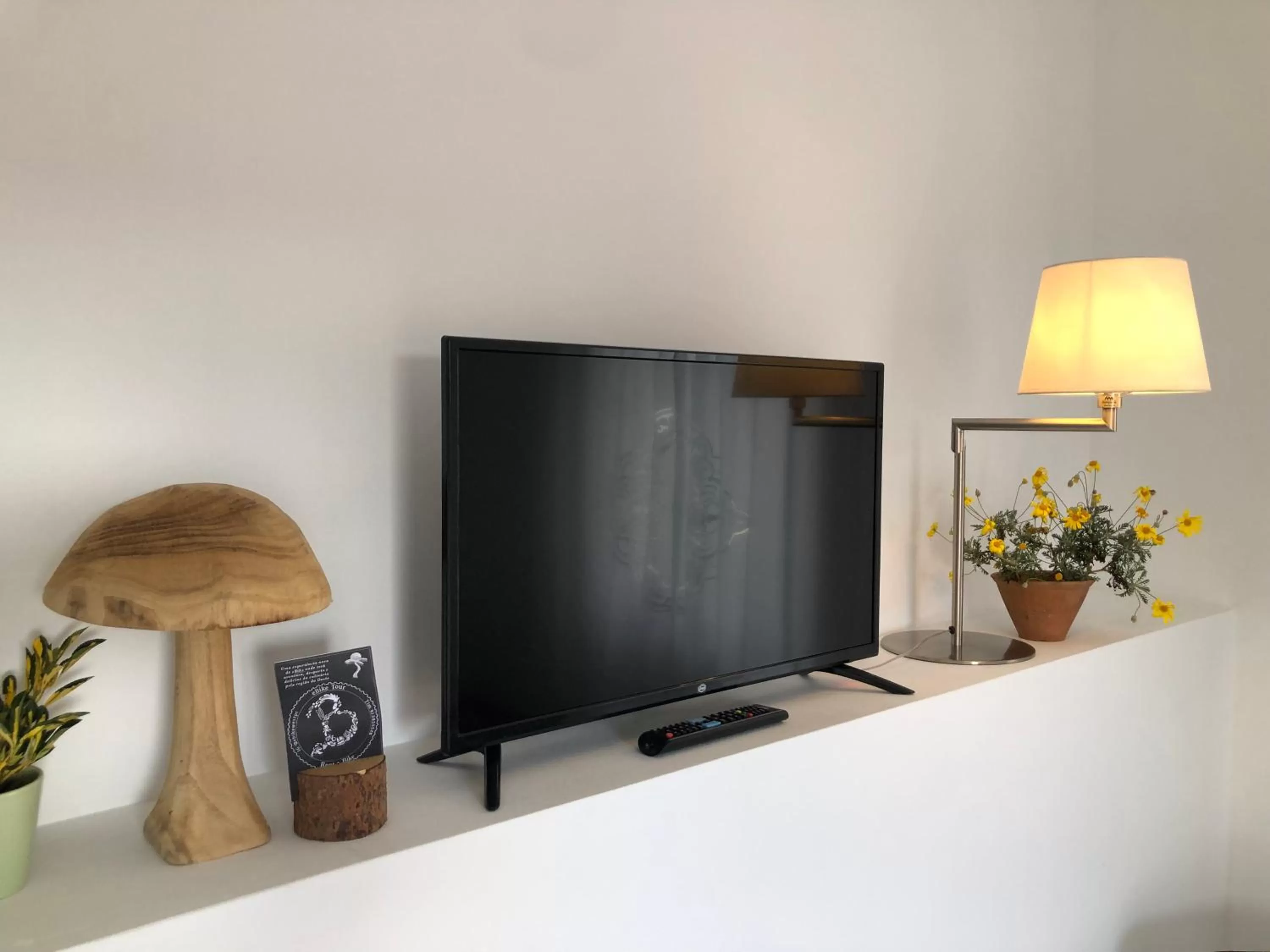 TV/Entertainment Center in Bedebike