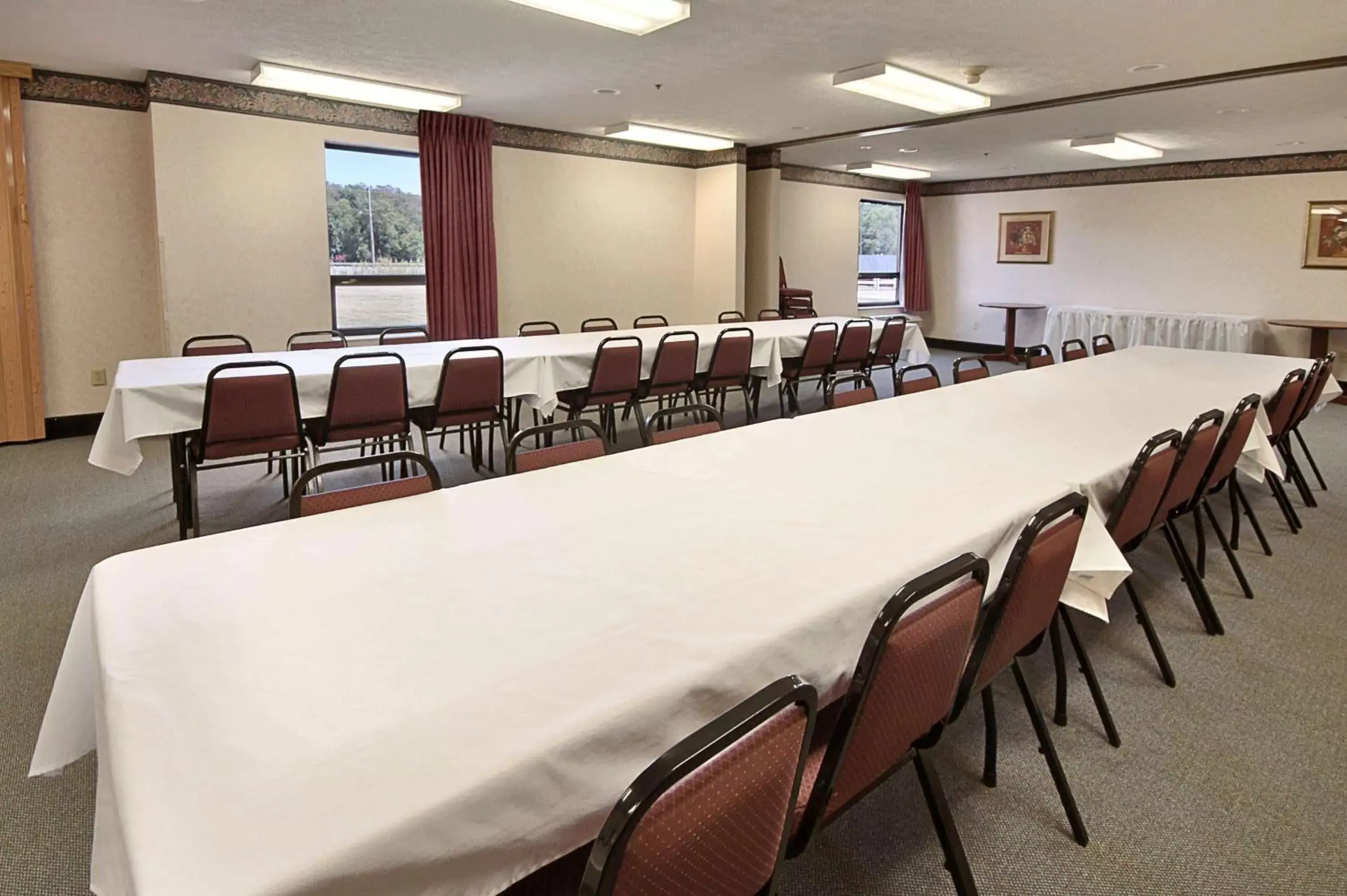 Meeting/conference room in Ramada by Wyndham Strasburg Dover