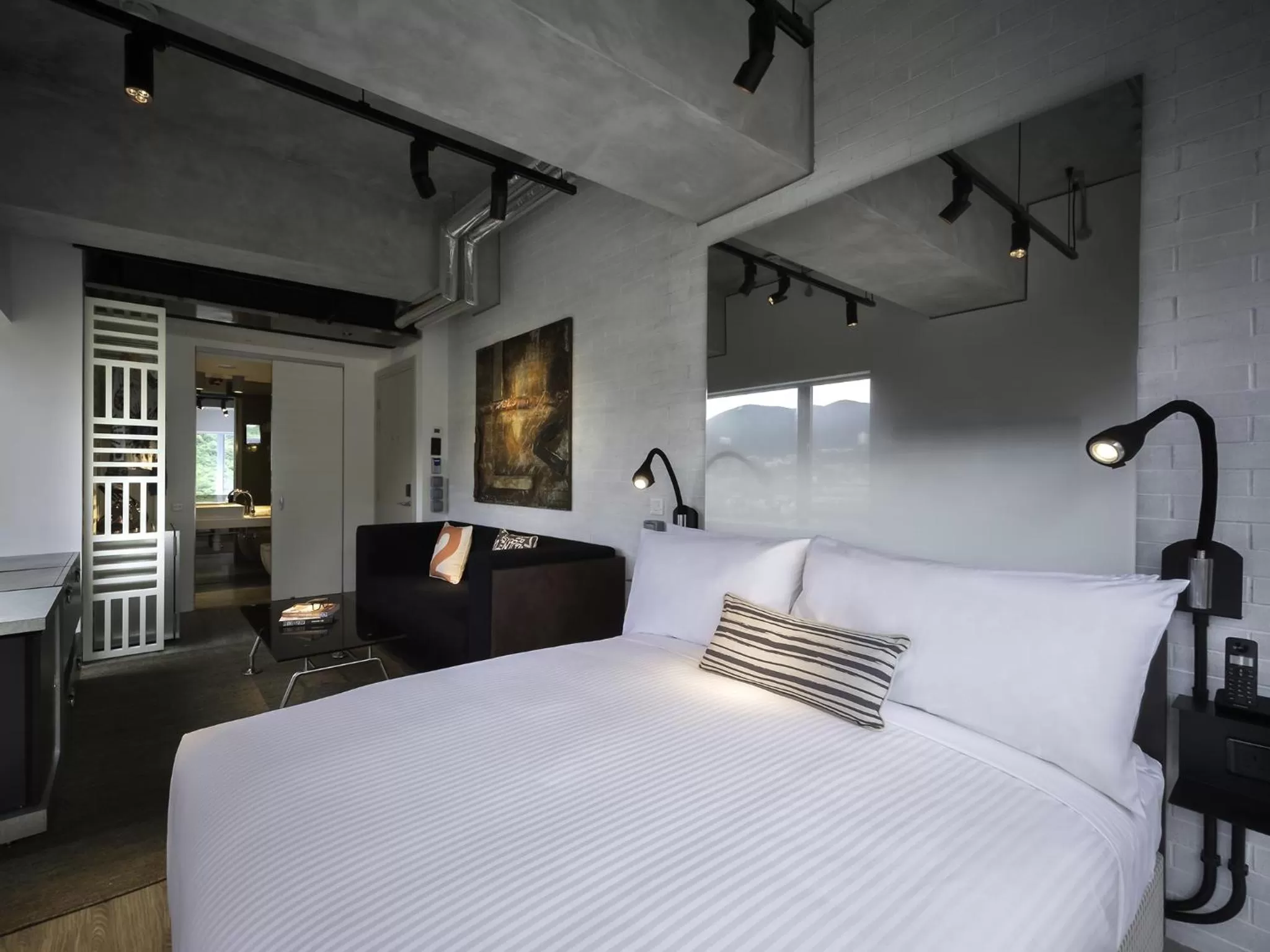 Corner Deluxe Queen Room in Ovolo Southside