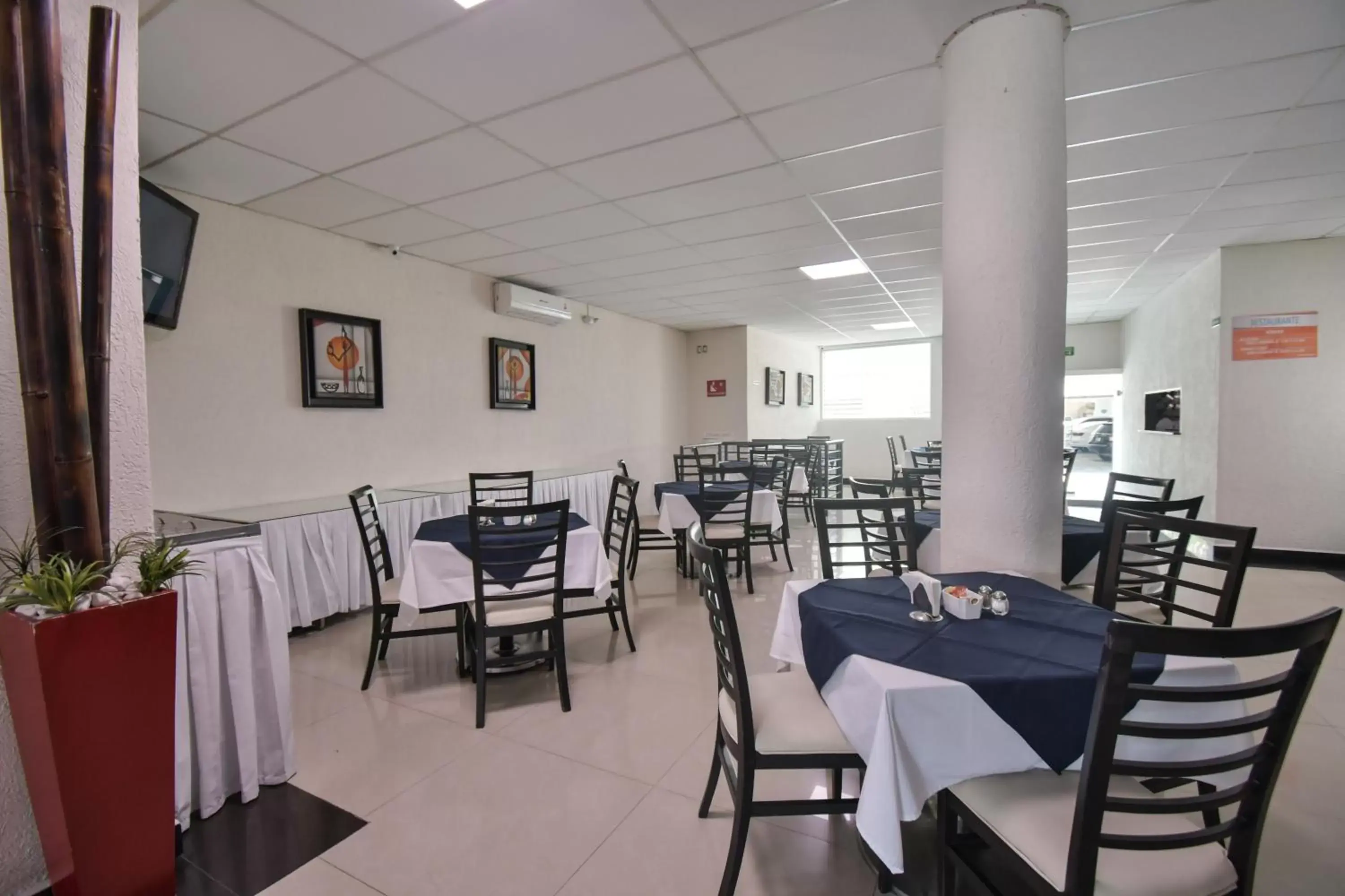 Restaurant/Places to Eat in Hotel Portonovo Plaza Centro