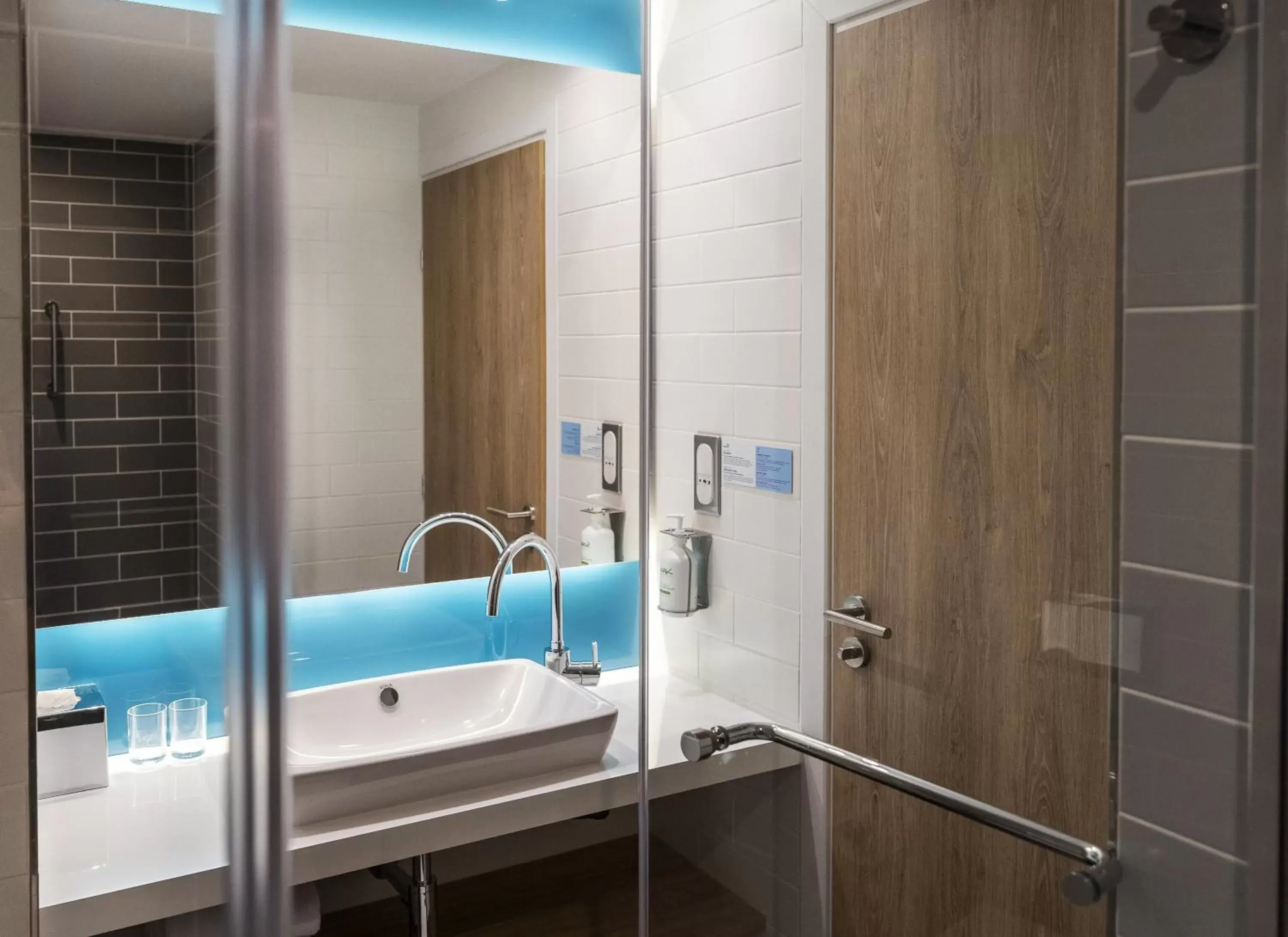 Bathroom in Holiday Inn Express - Nice - Grand Arenas, an IHG Hotel
