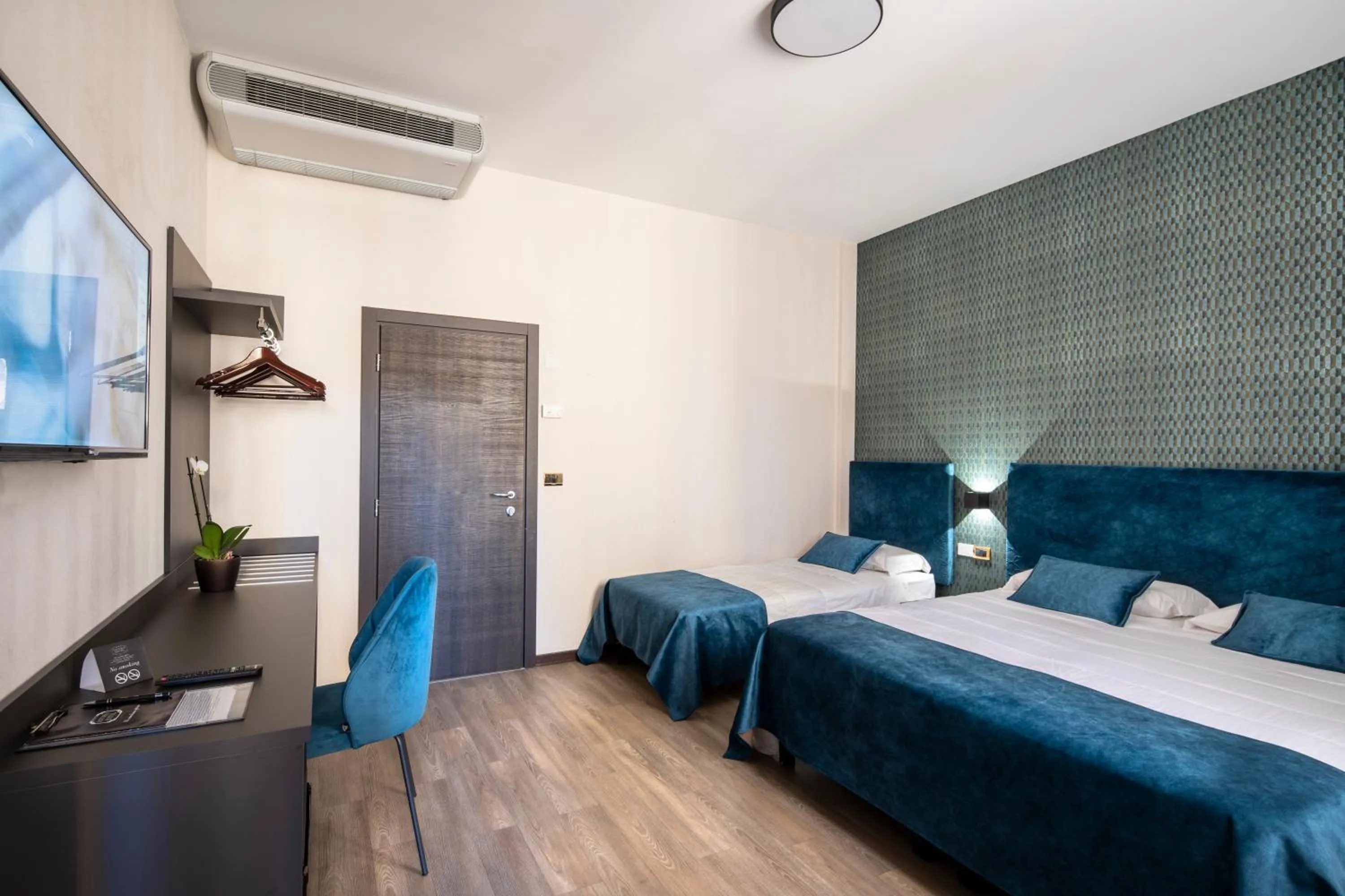 TV and multimedia, Bed in Hotel Astoria