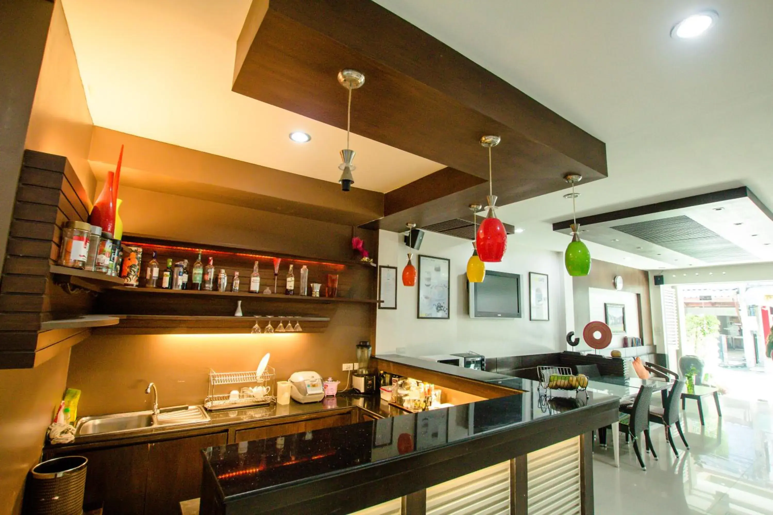 Lounge or bar, Kitchen/Kitchenette in Queen Boutique Hotel