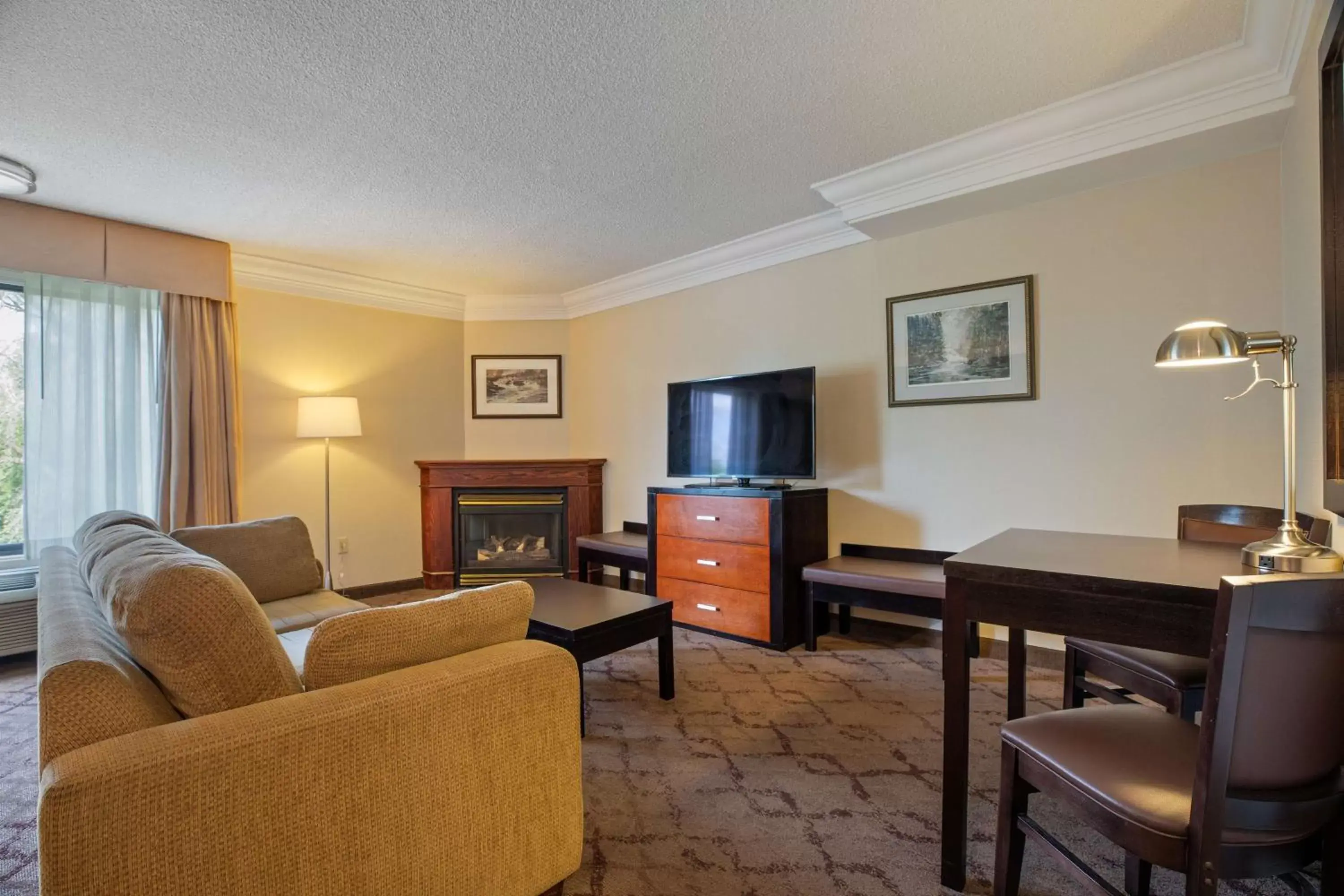 Photo of the whole room, Seating Area in Best Western Plus Otonabee Inn