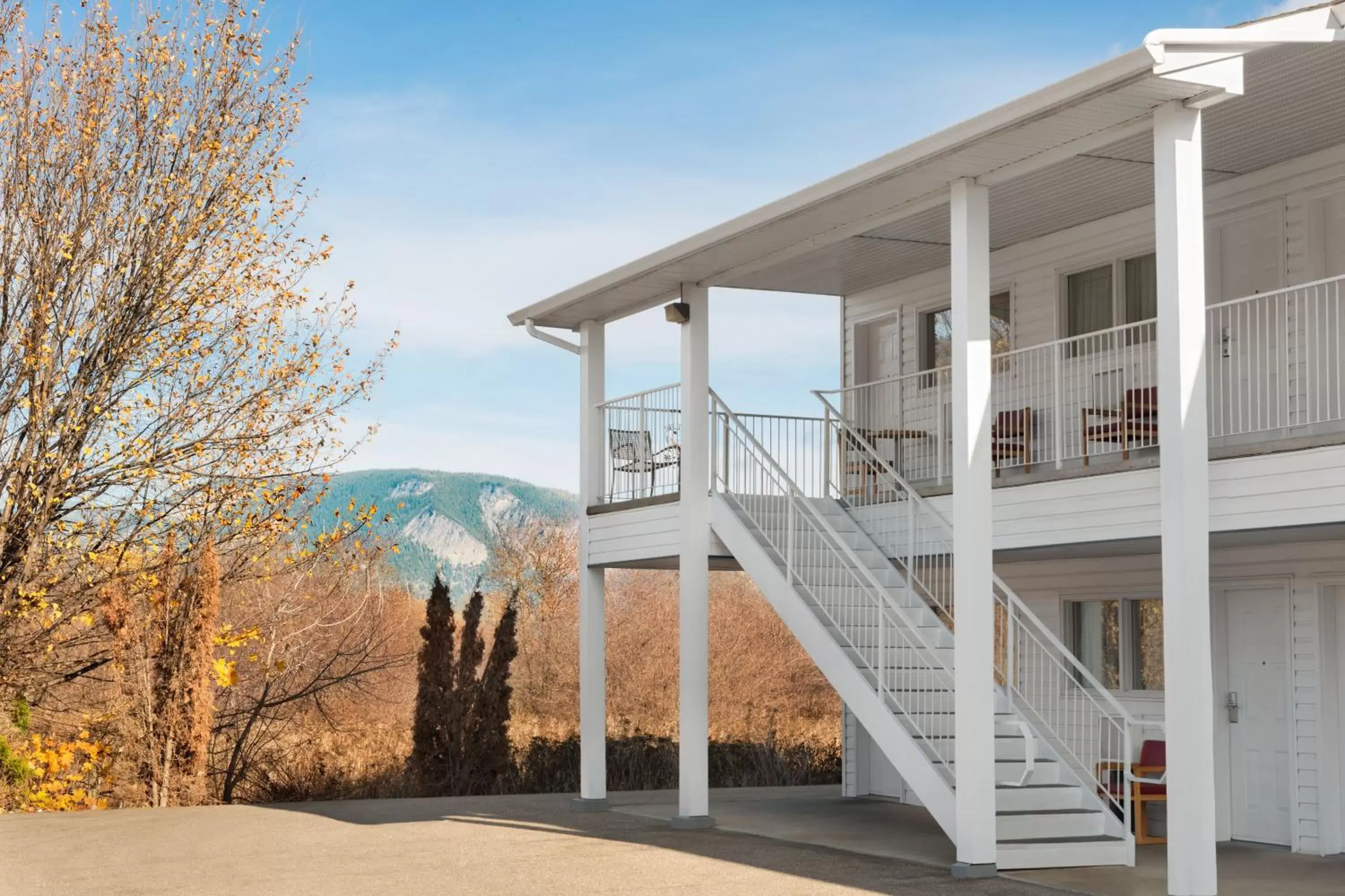 Queen Room with Sofa Bed - Non-Smoking in Travelodge by Wyndham Salmon Arm BC Queen Room with Sofa Bed - Non-Smoking in Travelodge by Wyndham Salmon Arm BC