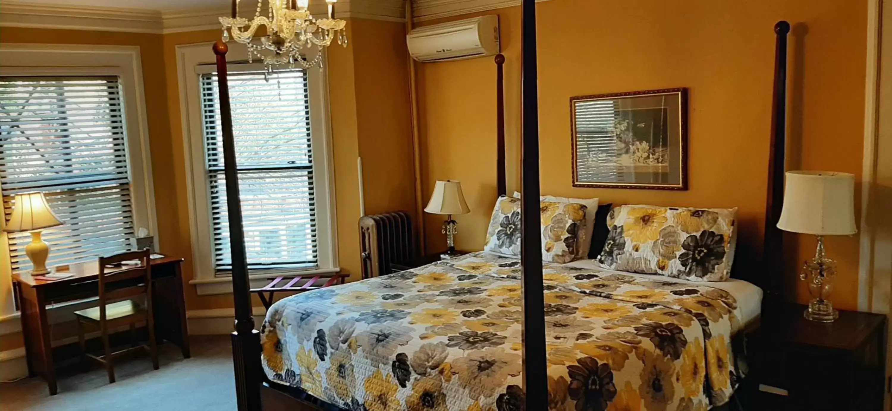 Photo of the whole room, Bed in DeBary Inn