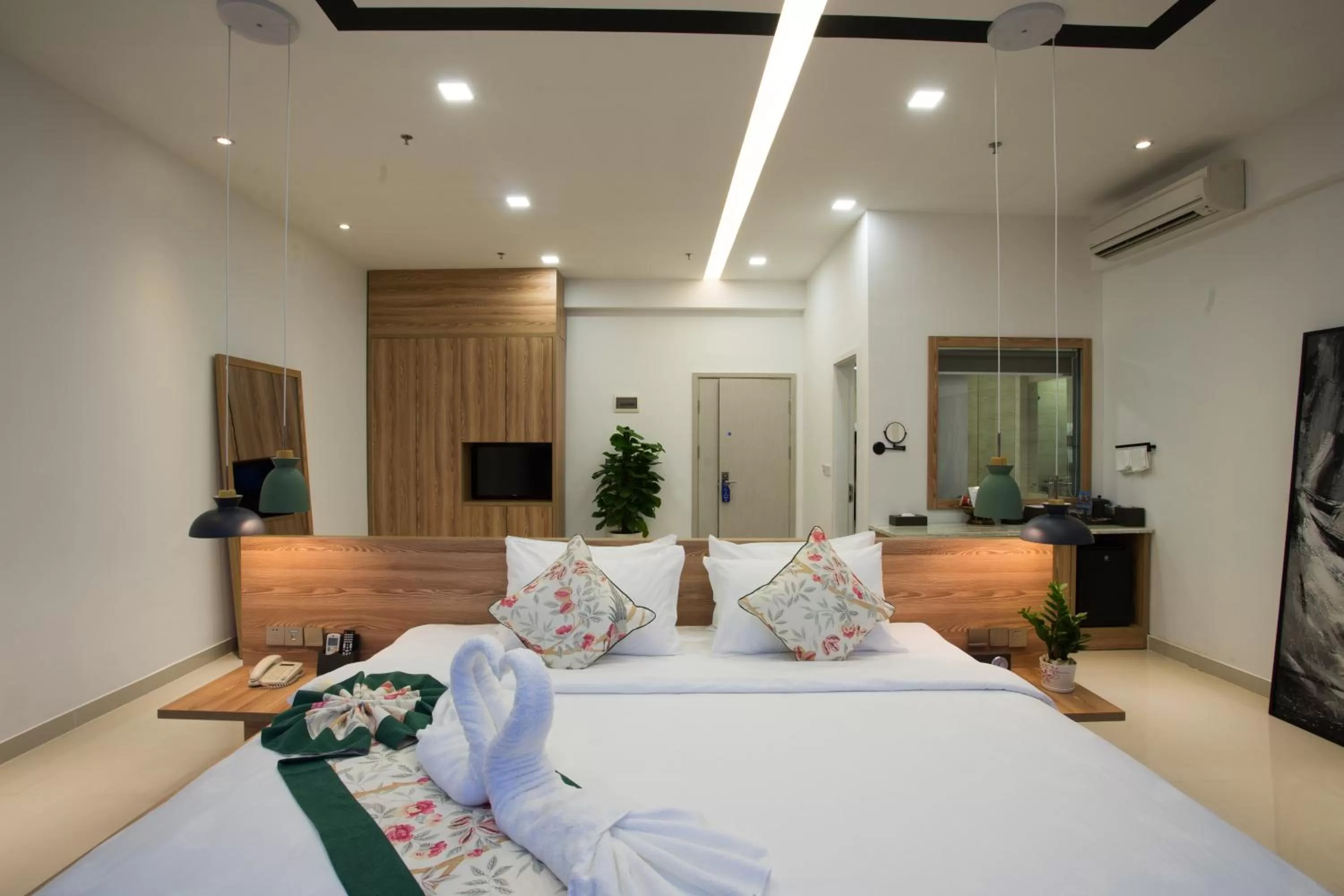 Bathroom, Bed in The Snowbell Hotel