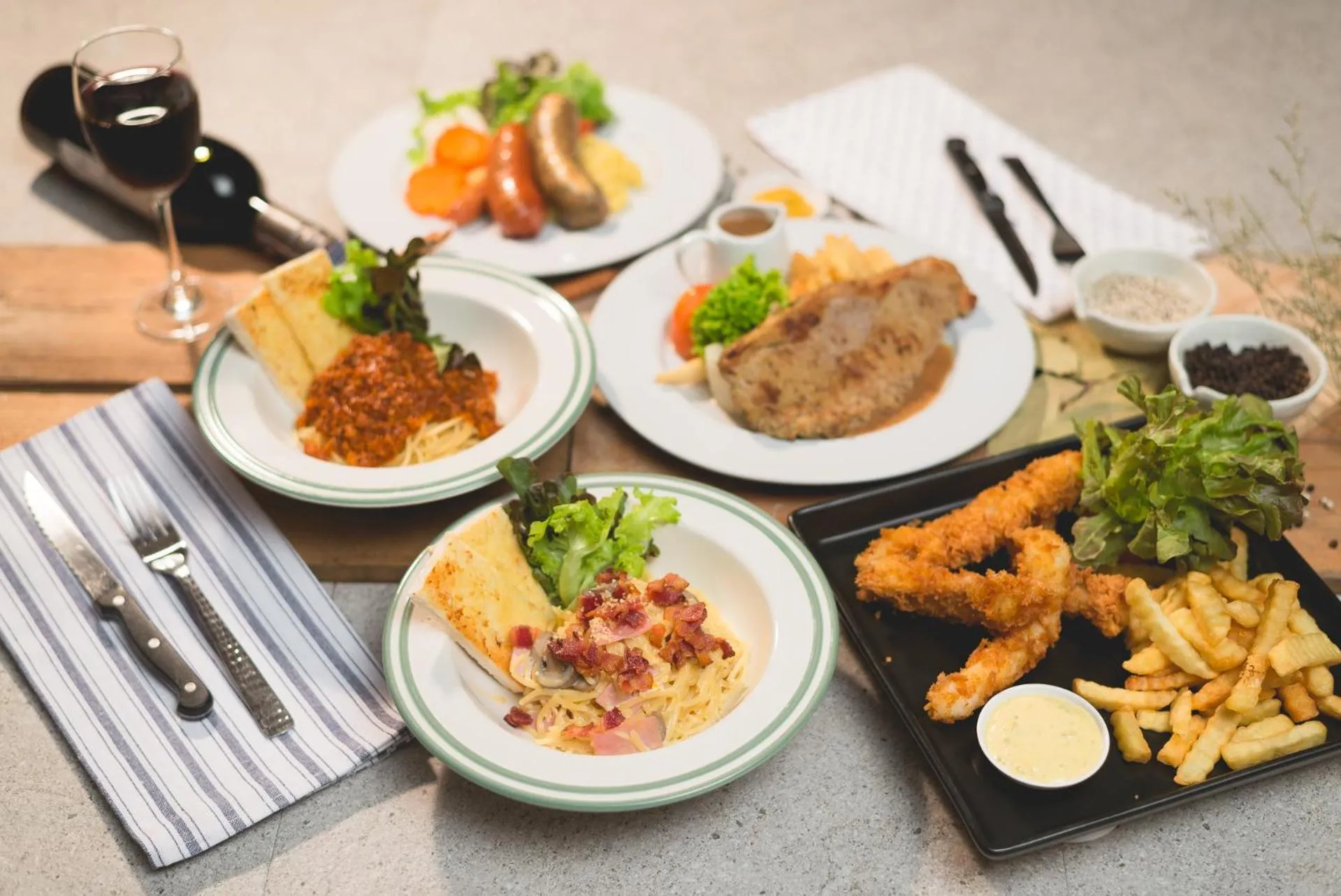 Dinner in River Kwai Hotel