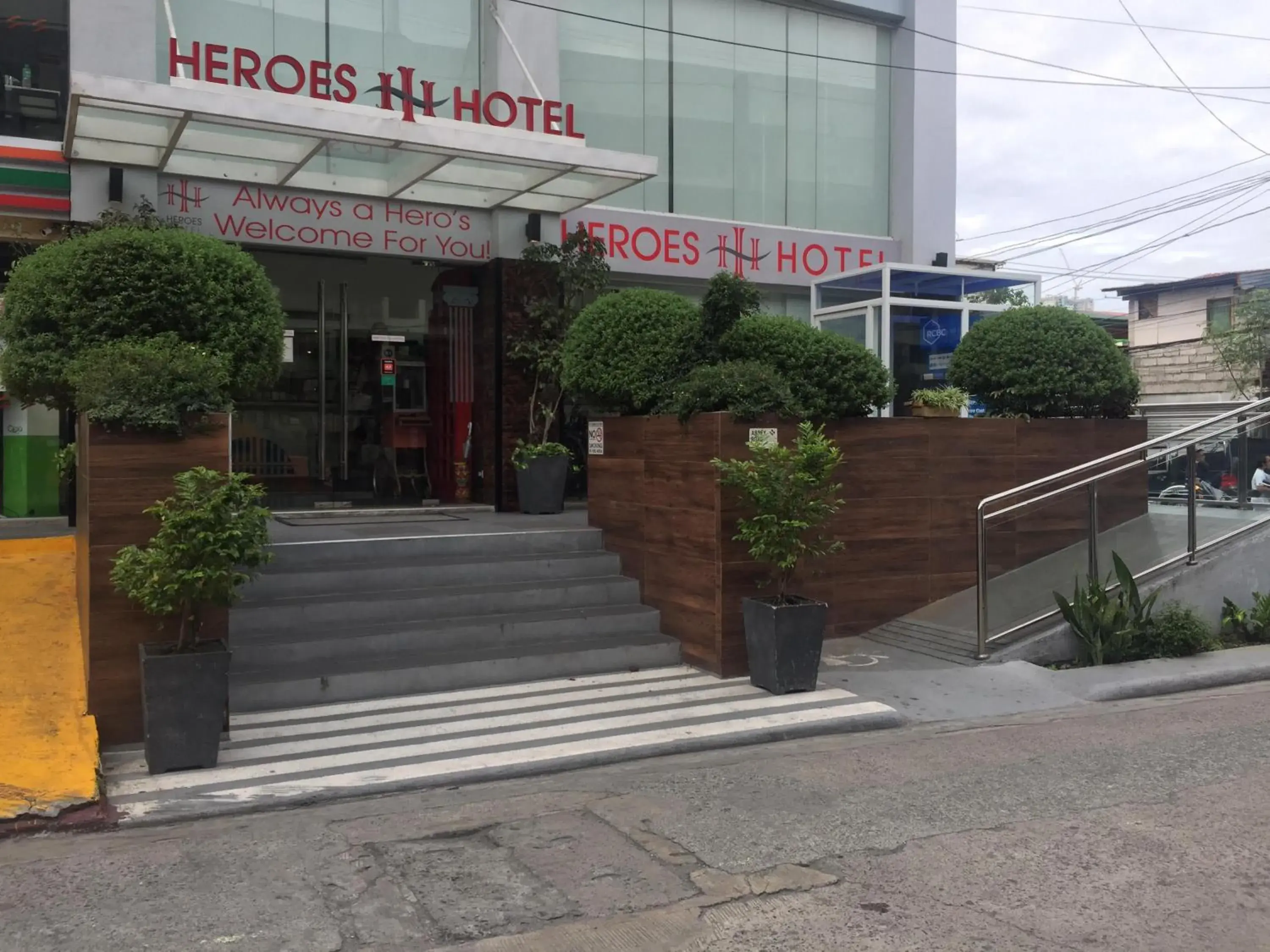 Facade/entrance in Heroes Hotel