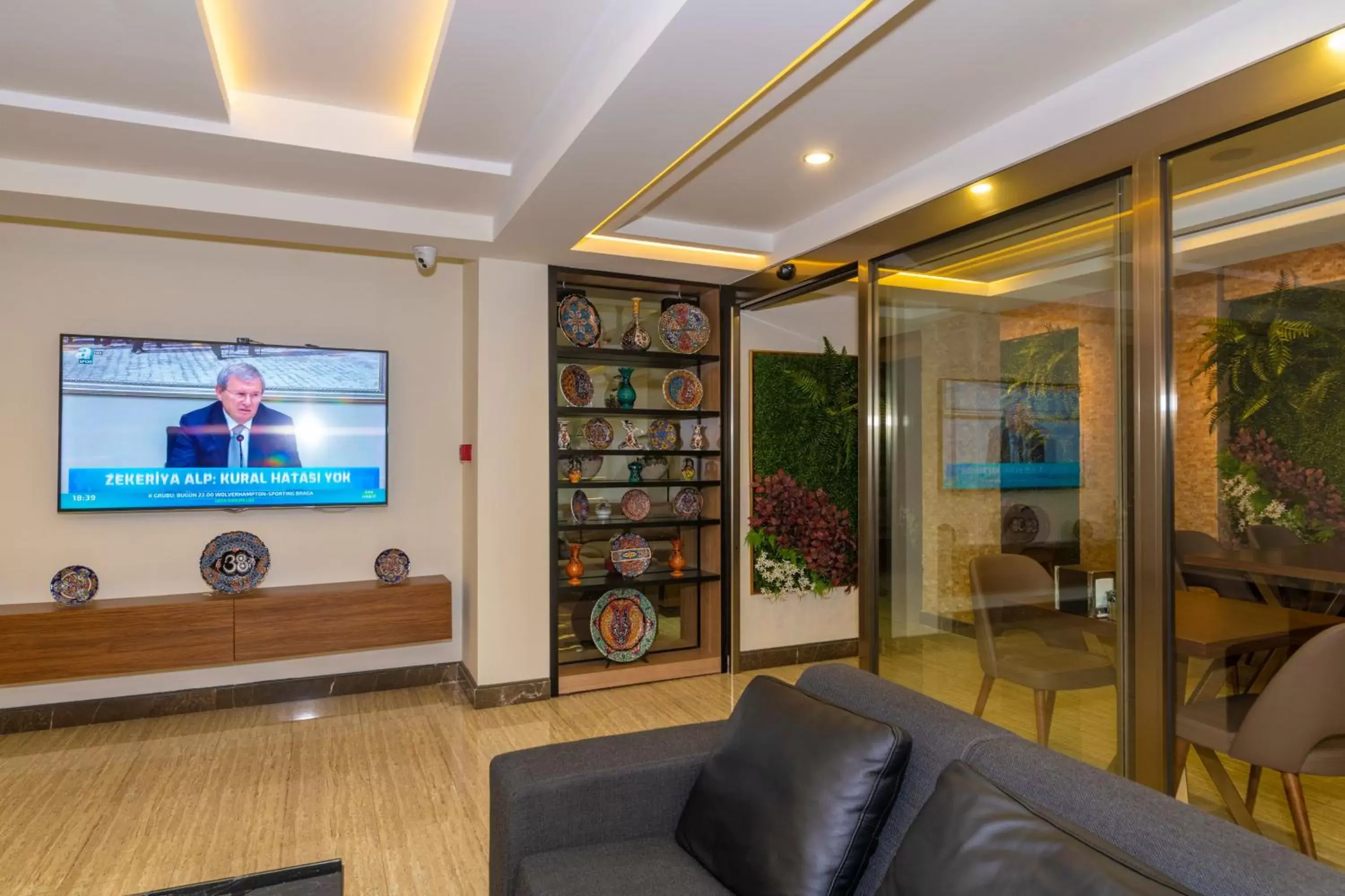 Communal lounge/ TV room, TV/Entertainment Center in 38 Hotel
