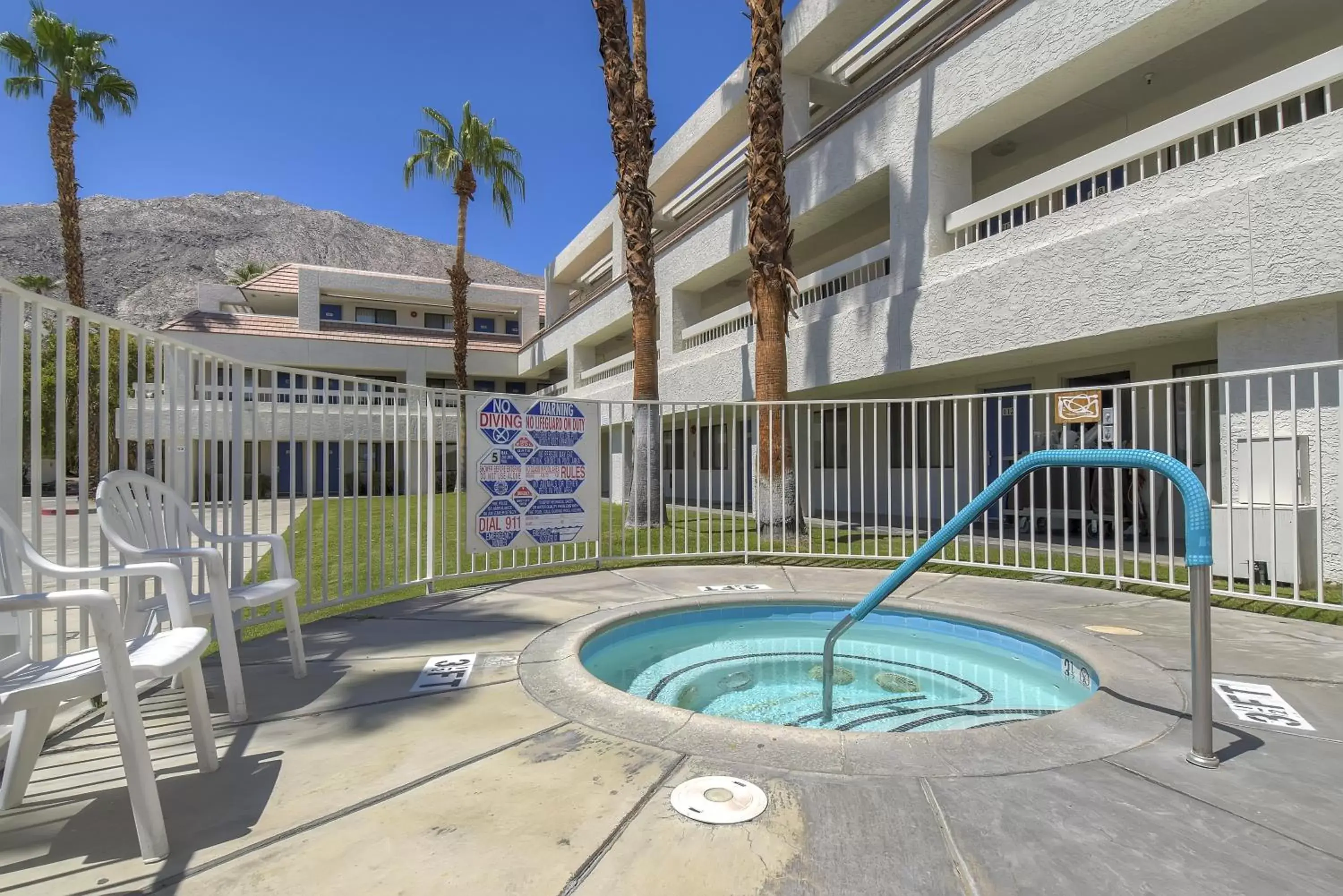 Facade/entrance, Swimming Pool in Motel 6-Palm Springs, CA - Downtown
