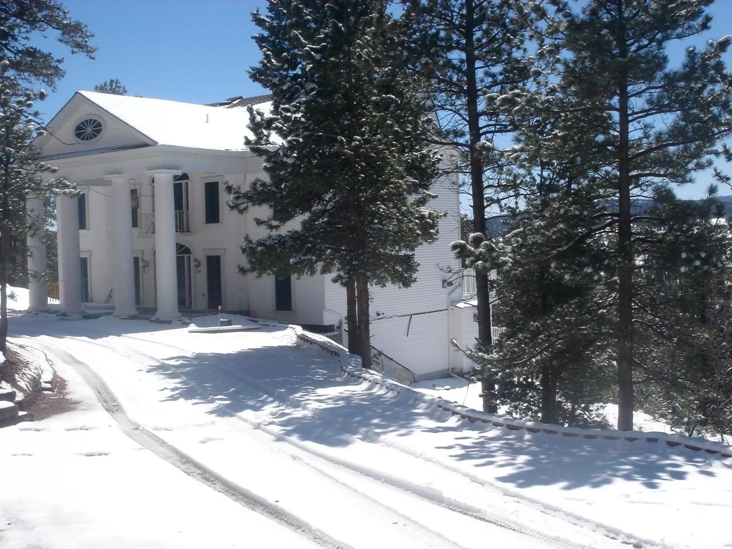 Property building, Winter in Pikes Peak Paradise Bed and Breakfast