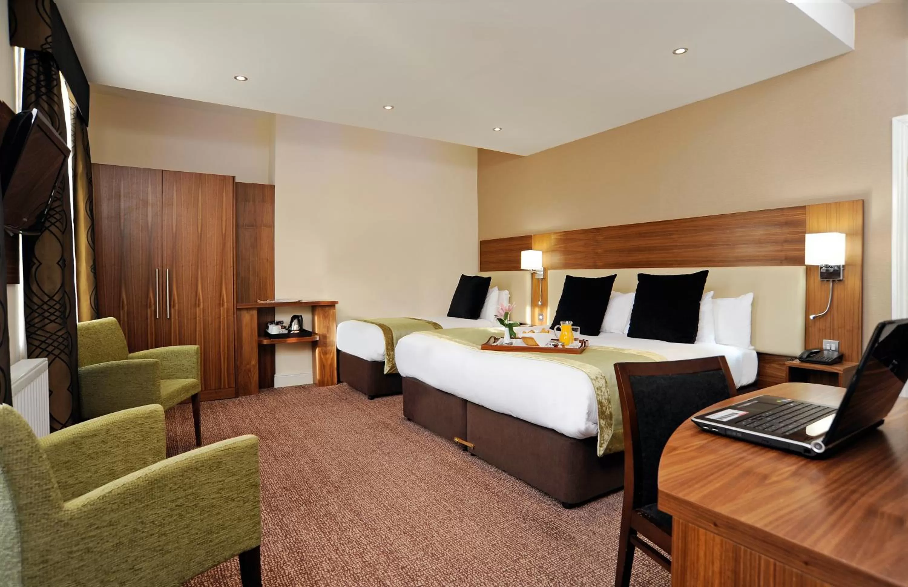 Photo of the whole room, Bed in Mercure London Bloomsbury Hotel