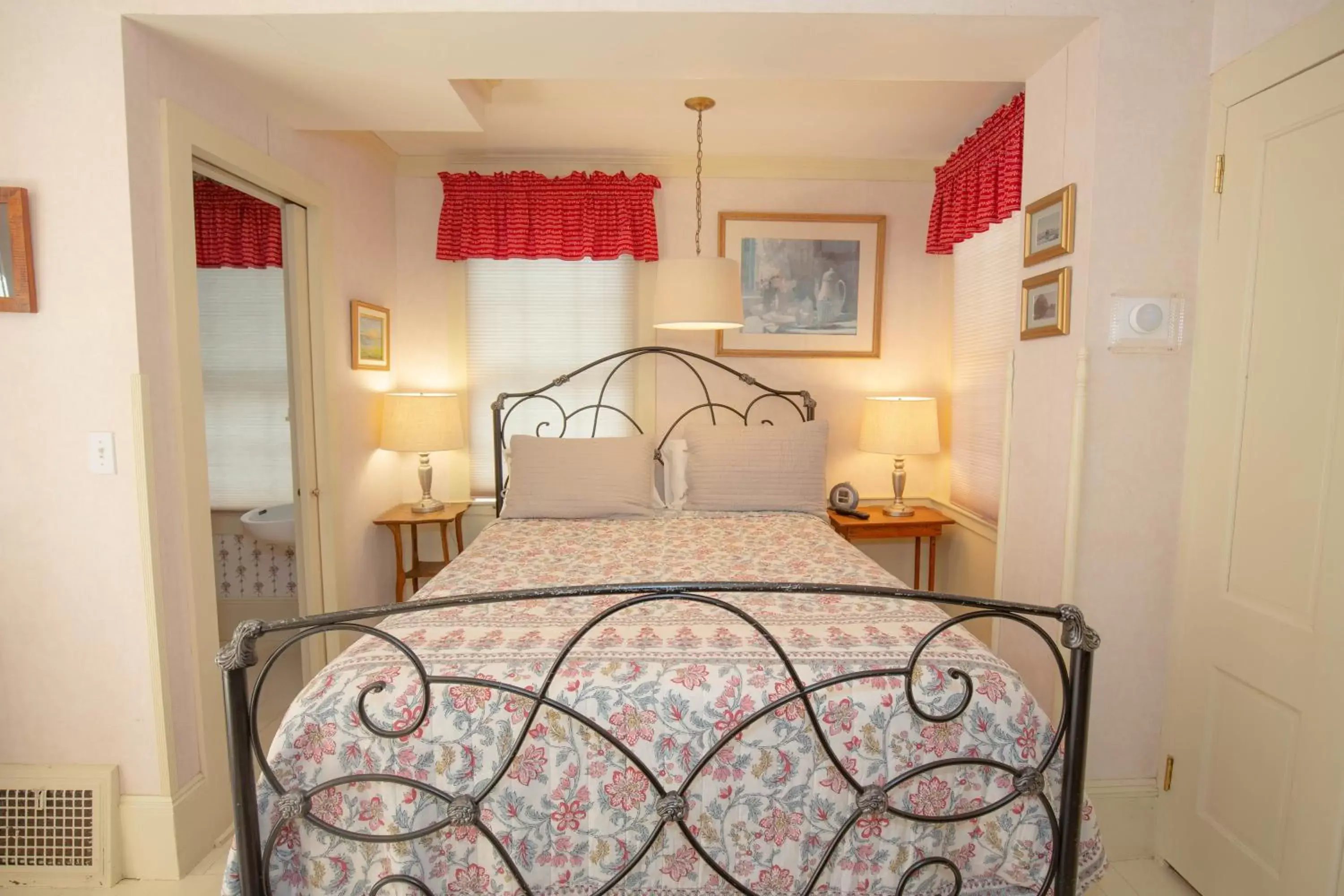 Bedroom, Bed in Clark Currier Inn
