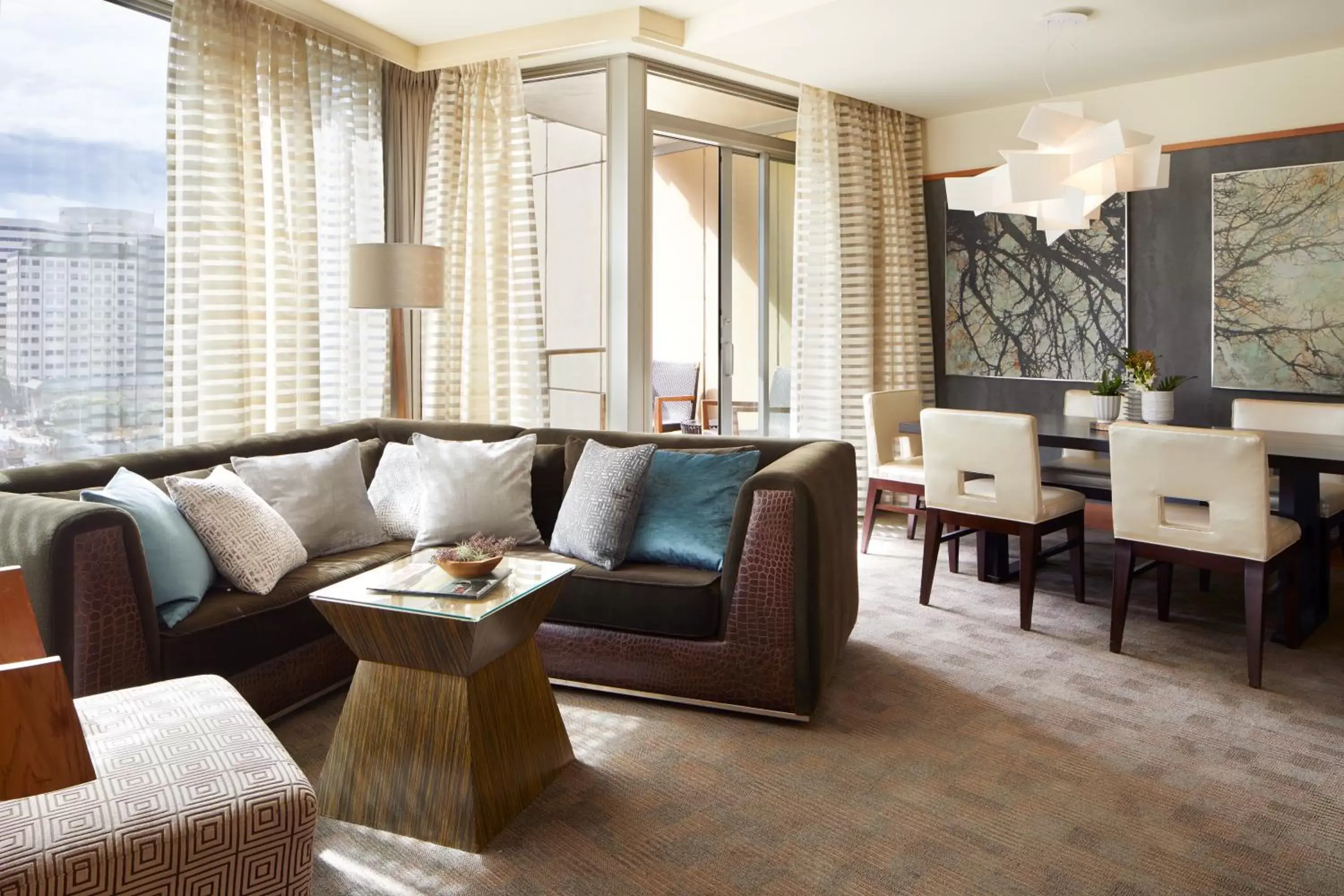 Living room, Seating Area in Pan Pacific Seattle