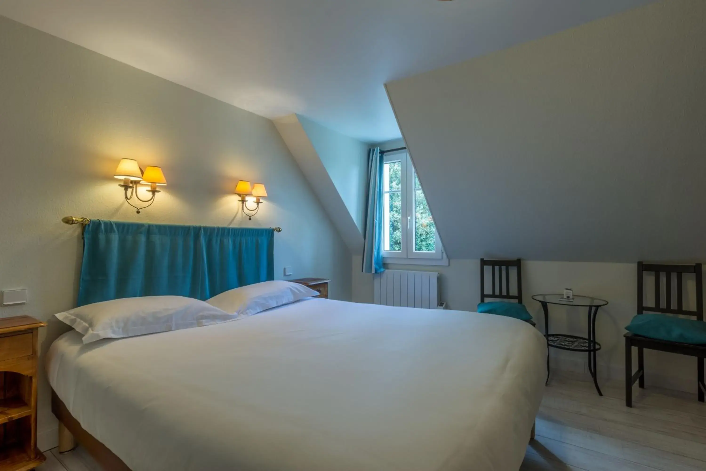 Bedroom, Bed in Hotel Le Clos Fleuri