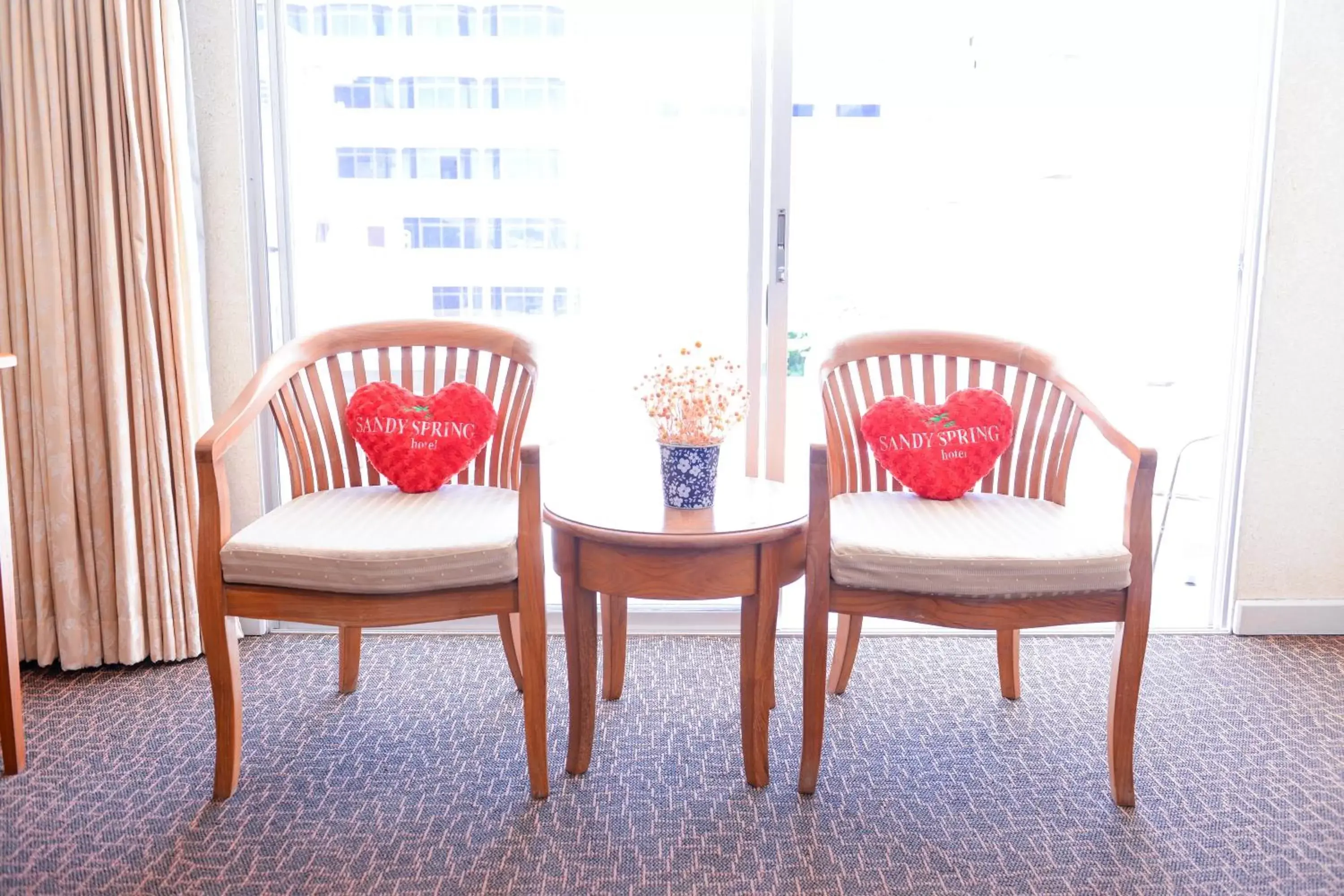 Seating Area in Sandy Spring Hotel