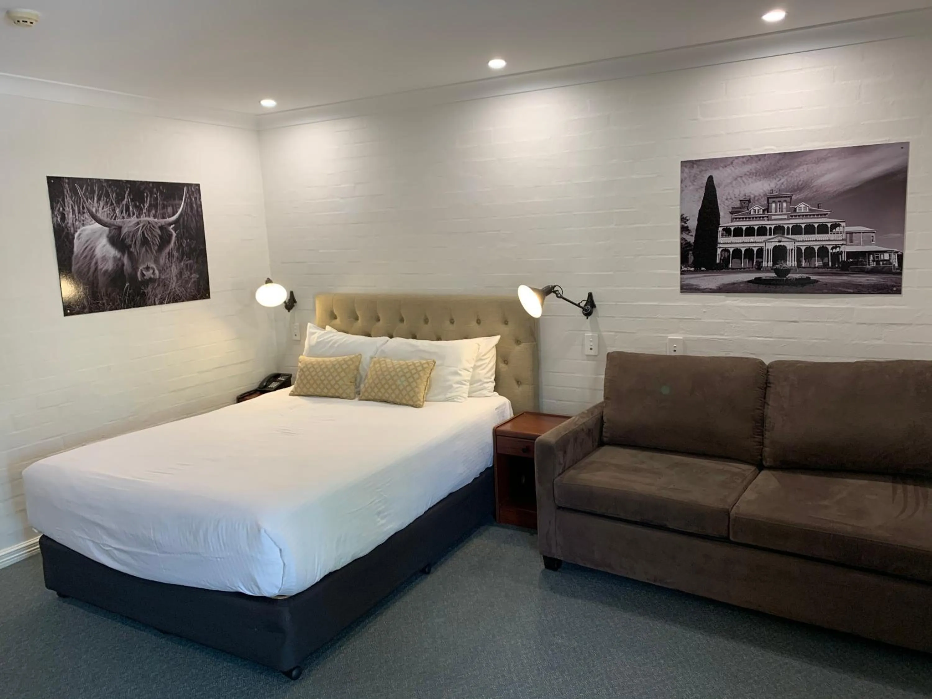 Photo of the whole room, Bed in Town Square Motel