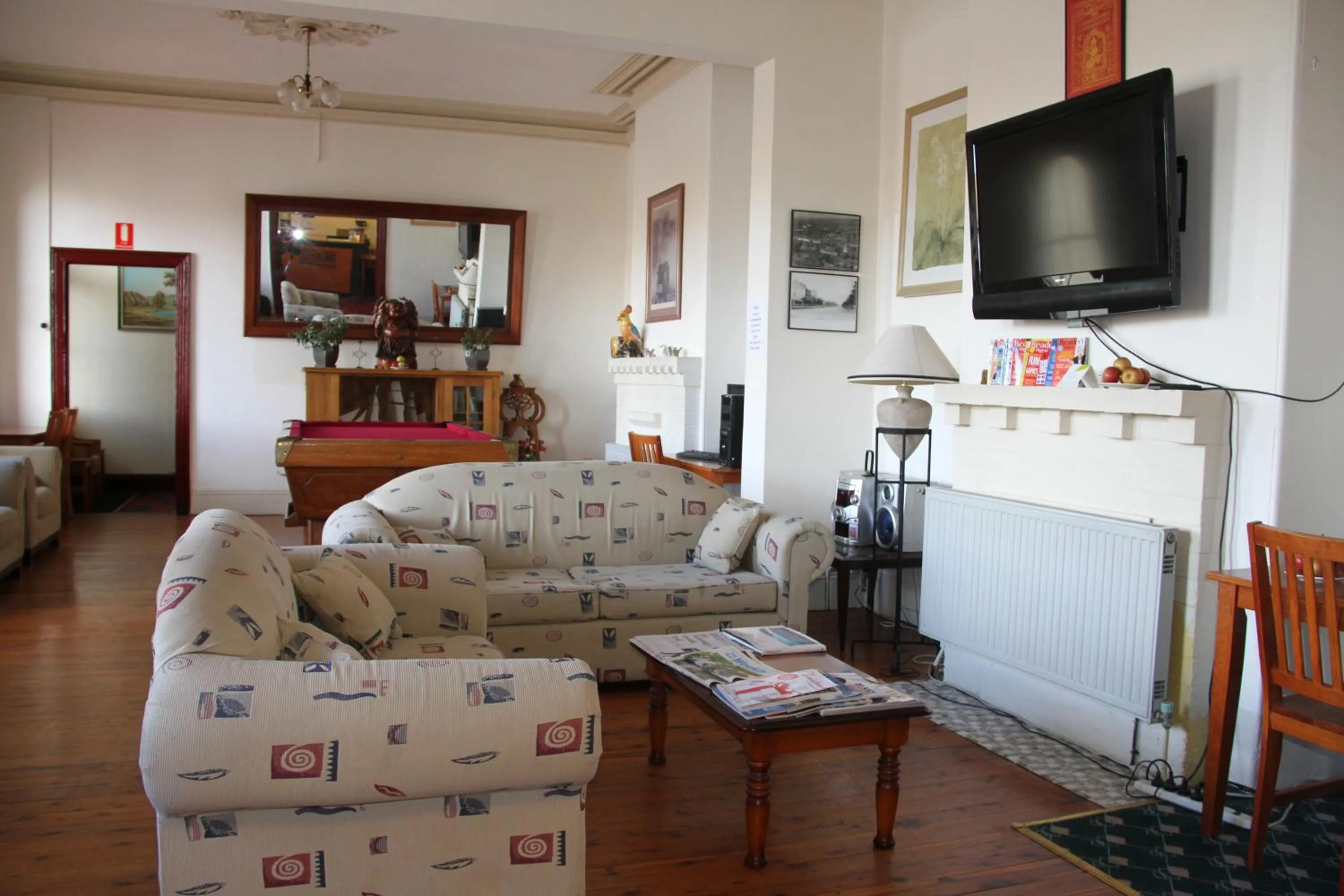 Communal lounge/ TV room in Alpine Heritage Motel