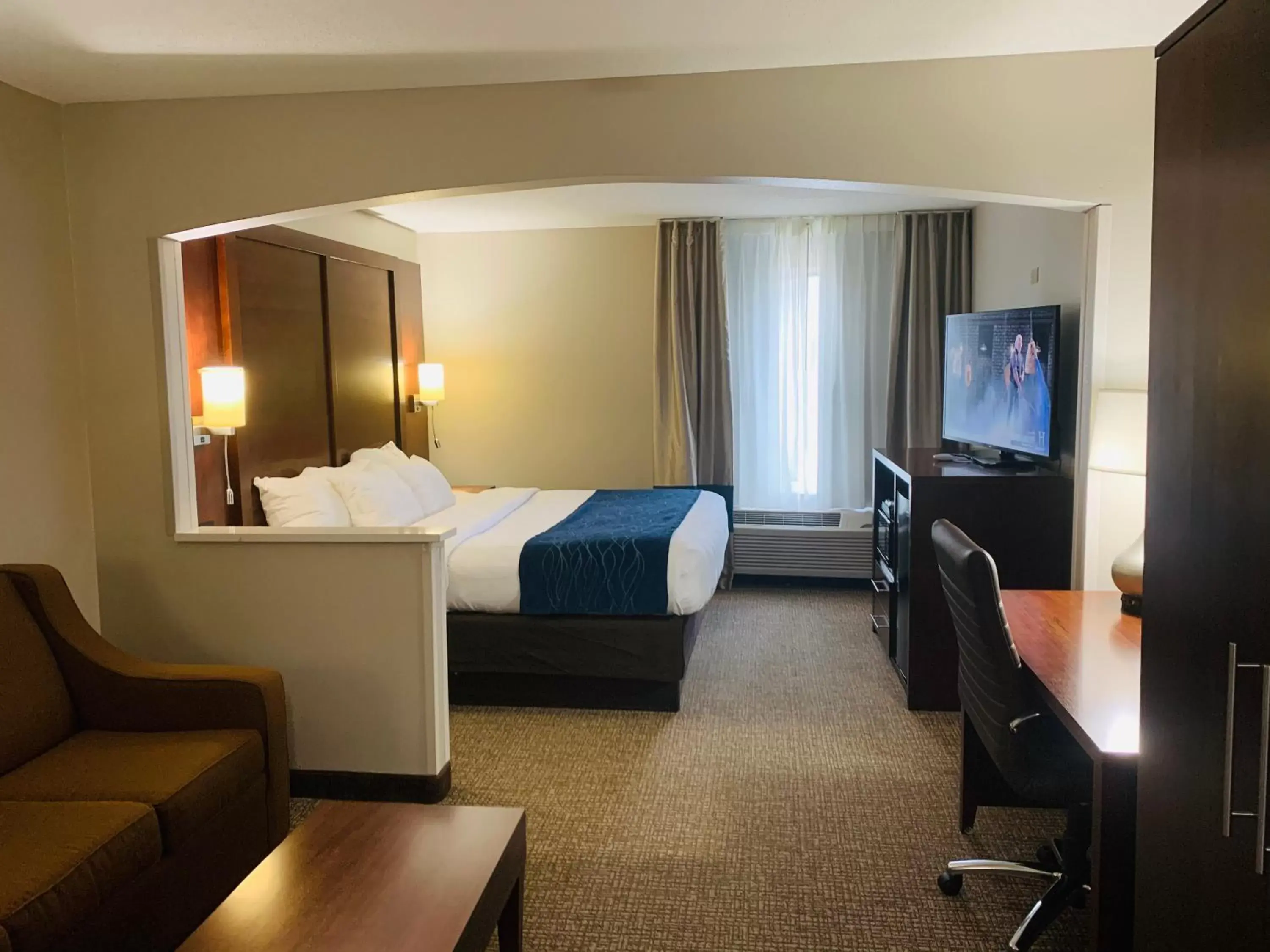 Bed, TV/Entertainment Center in Comfort Inn & Suites Conway