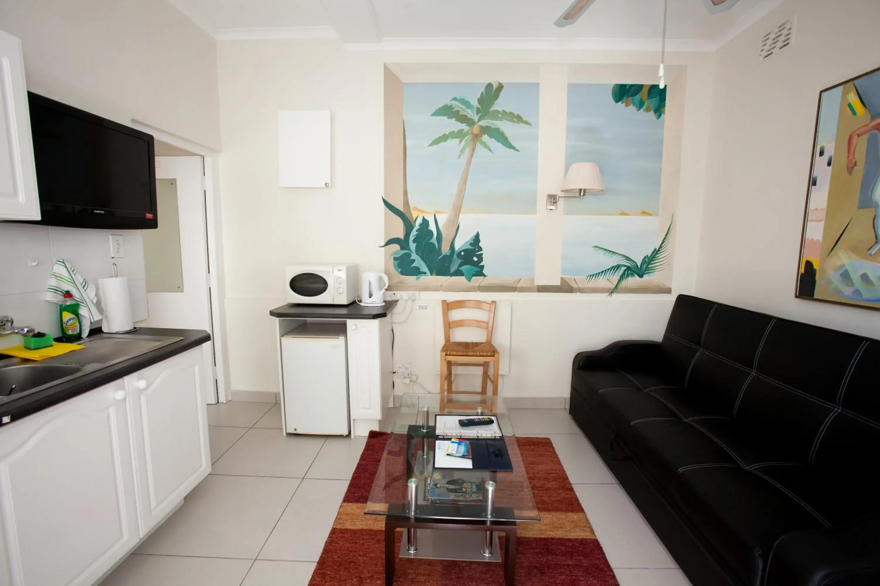 Kitchen or kitchenette, Seating Area in Brenwin Guest House