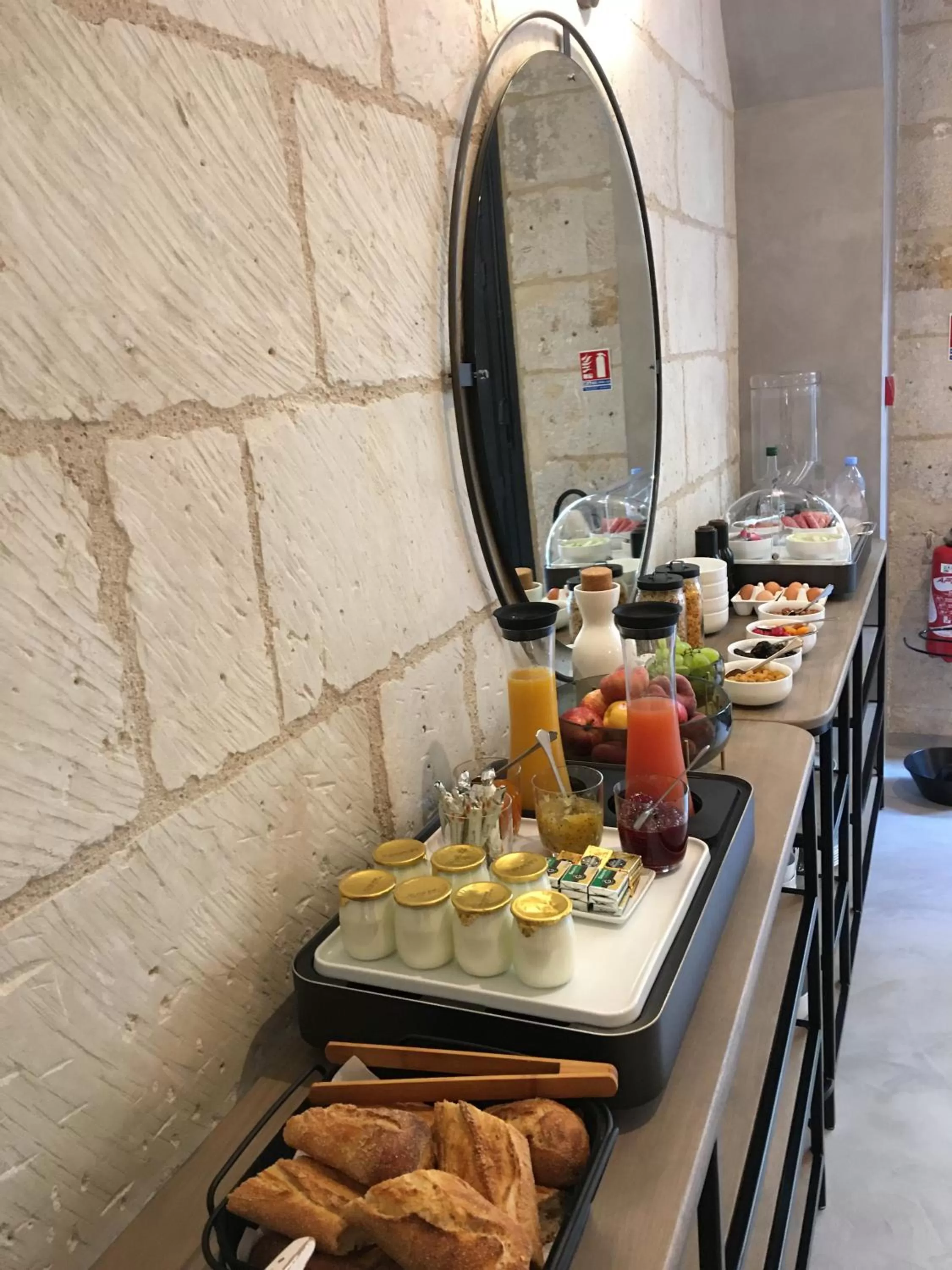 Food and drinks in Hôtel L'Adresse