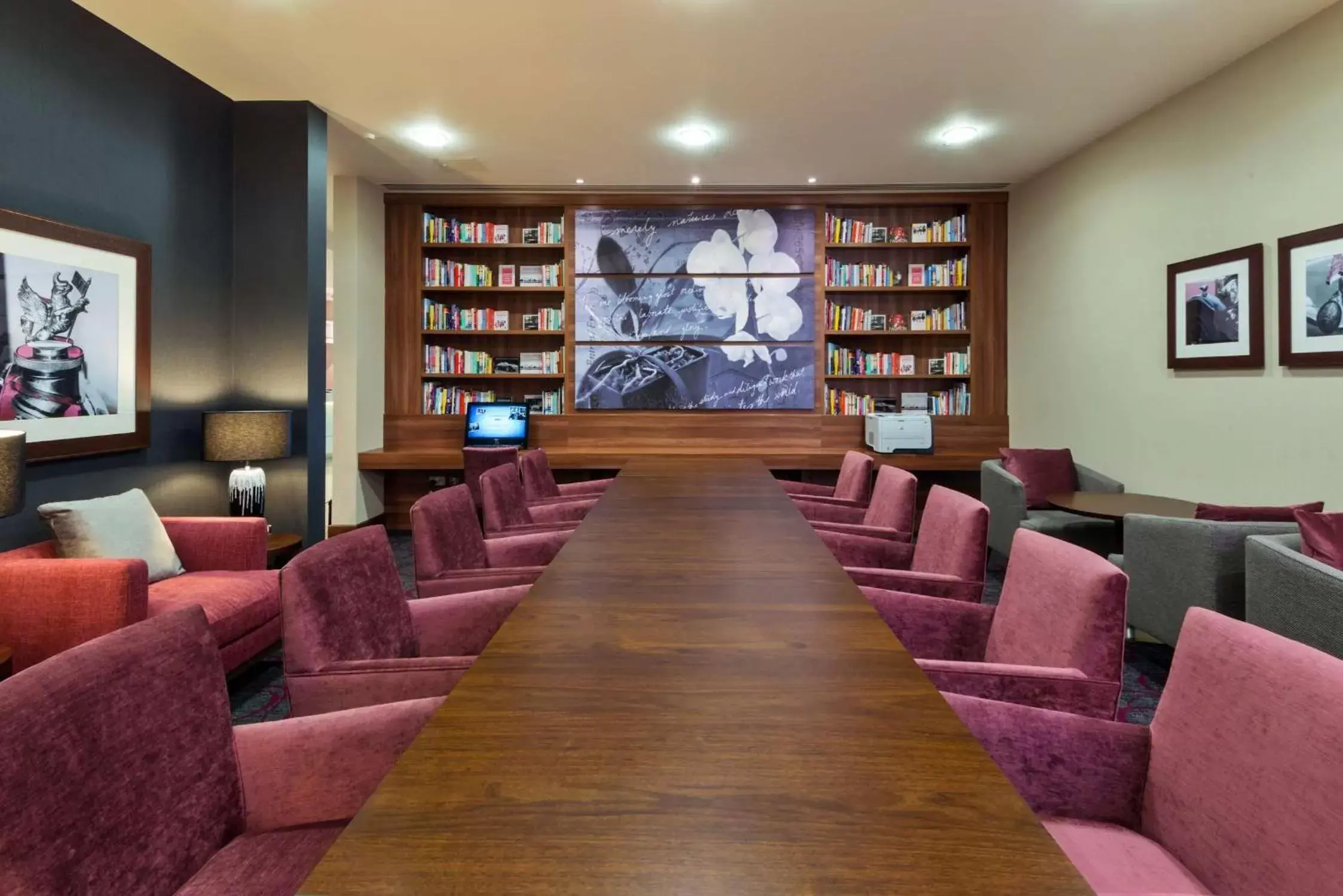 Photo of the whole room in Hampton by Hilton Luton Airport Photo of the whole room in Hampton by Hilton Luton Airport