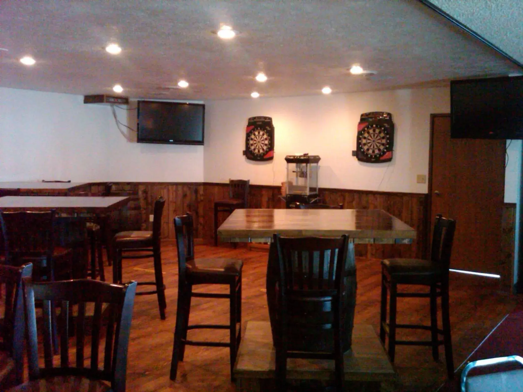 Lounge or bar, Restaurant/Places to Eat in Boarders Inn & Suites by Cobblestone Hotels - Munising