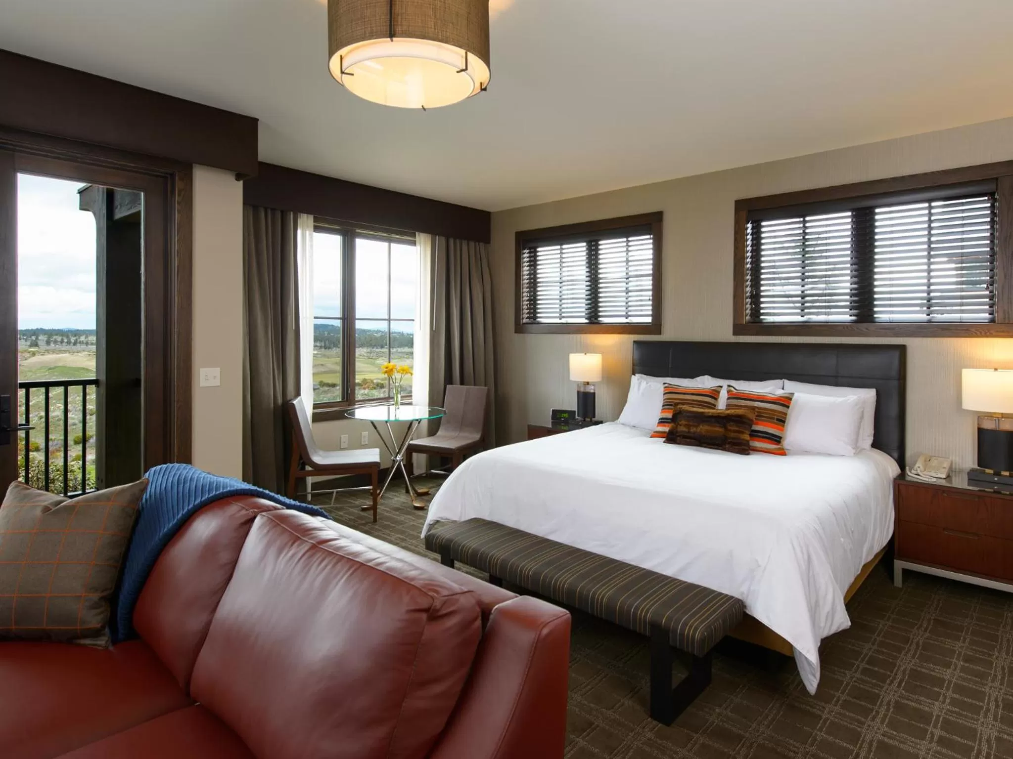 Deluxe Corner King Room with Golf View in Tetherow Hotel