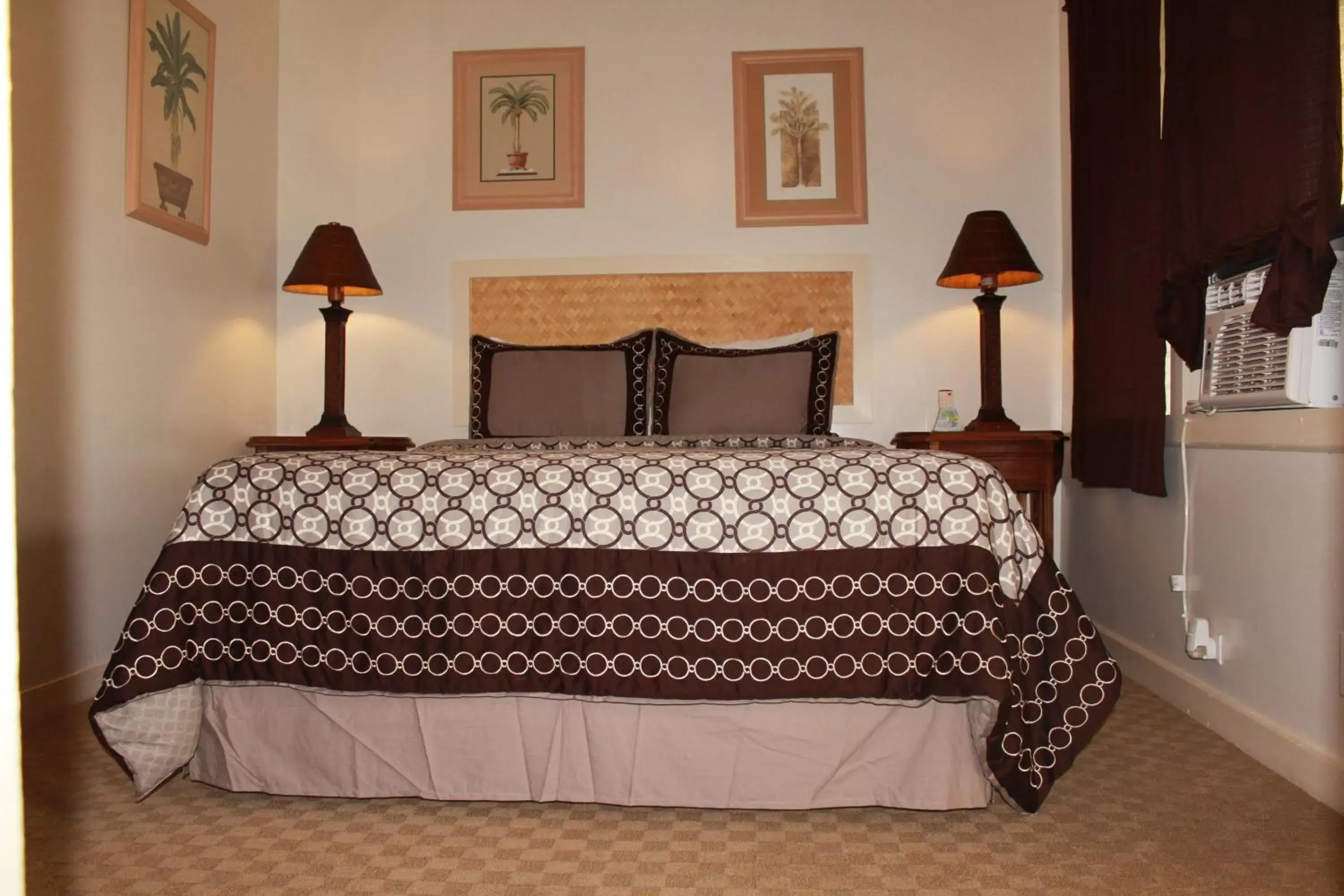 Bed in Kauai Palms Hotel