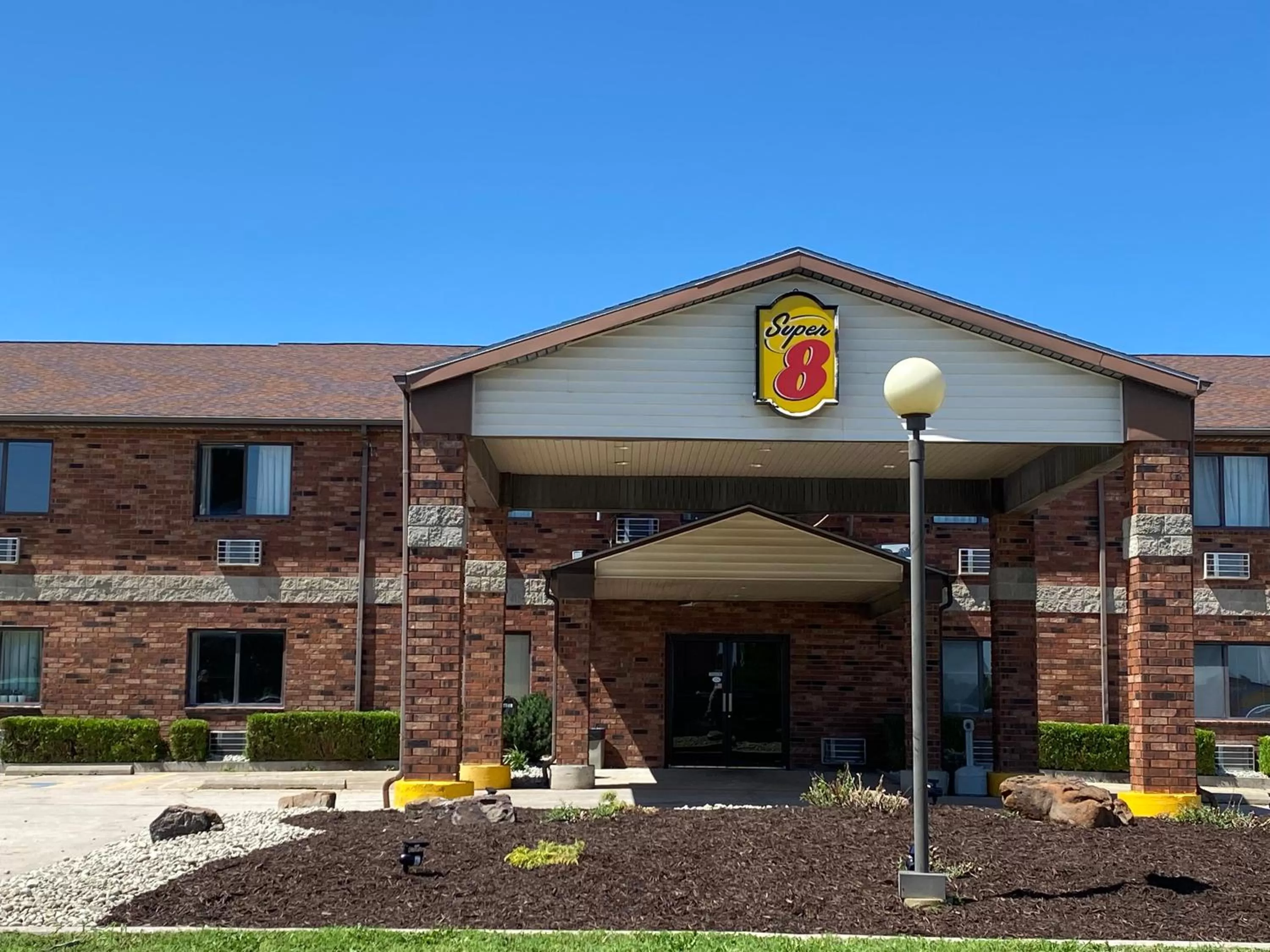 Property building in Super 8 by Wyndham Independence KS