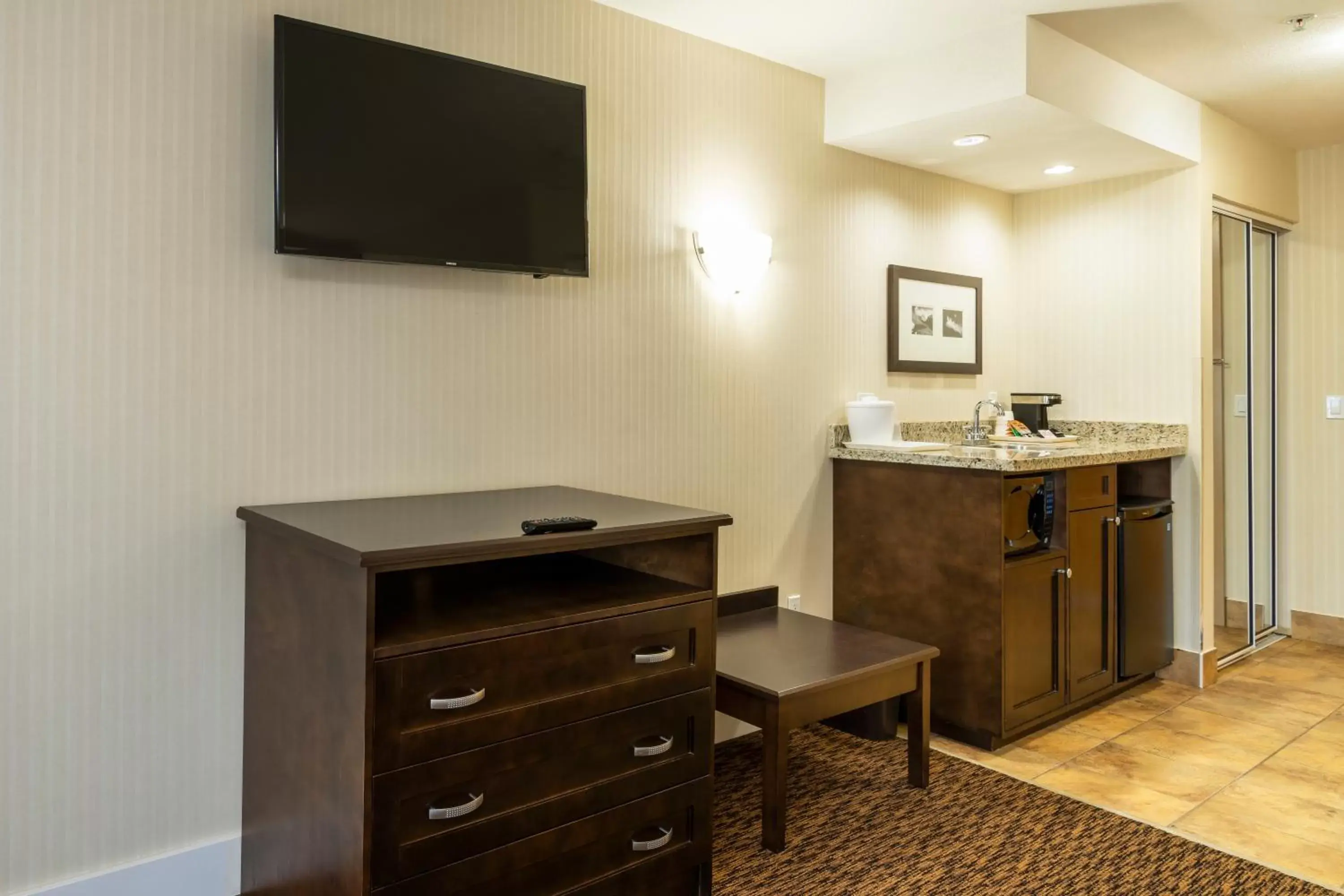 TV and multimedia, TV/Entertainment Center in Comfort Inn & Suites Surrey