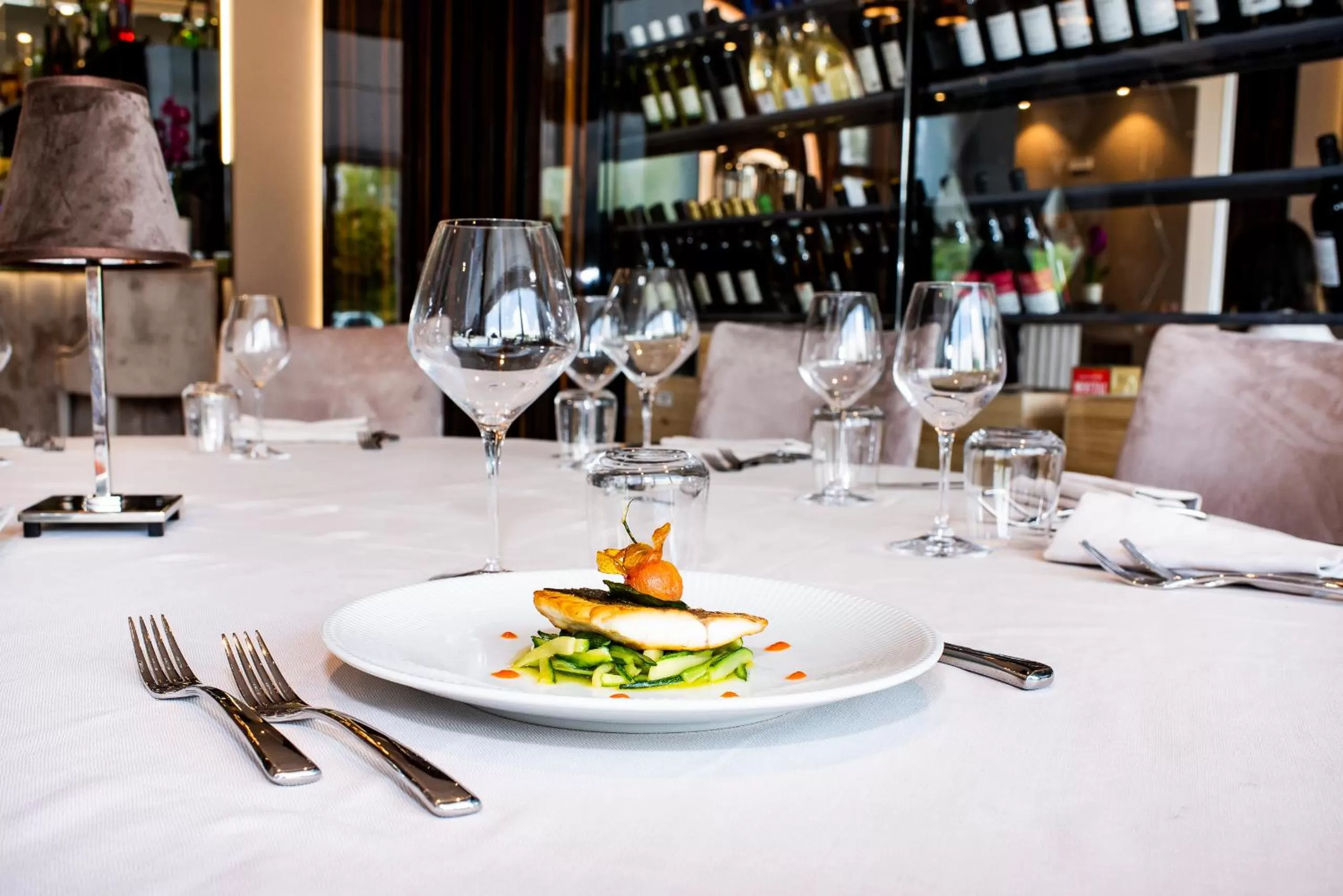 Restaurant/places to eat in M2 Hotel