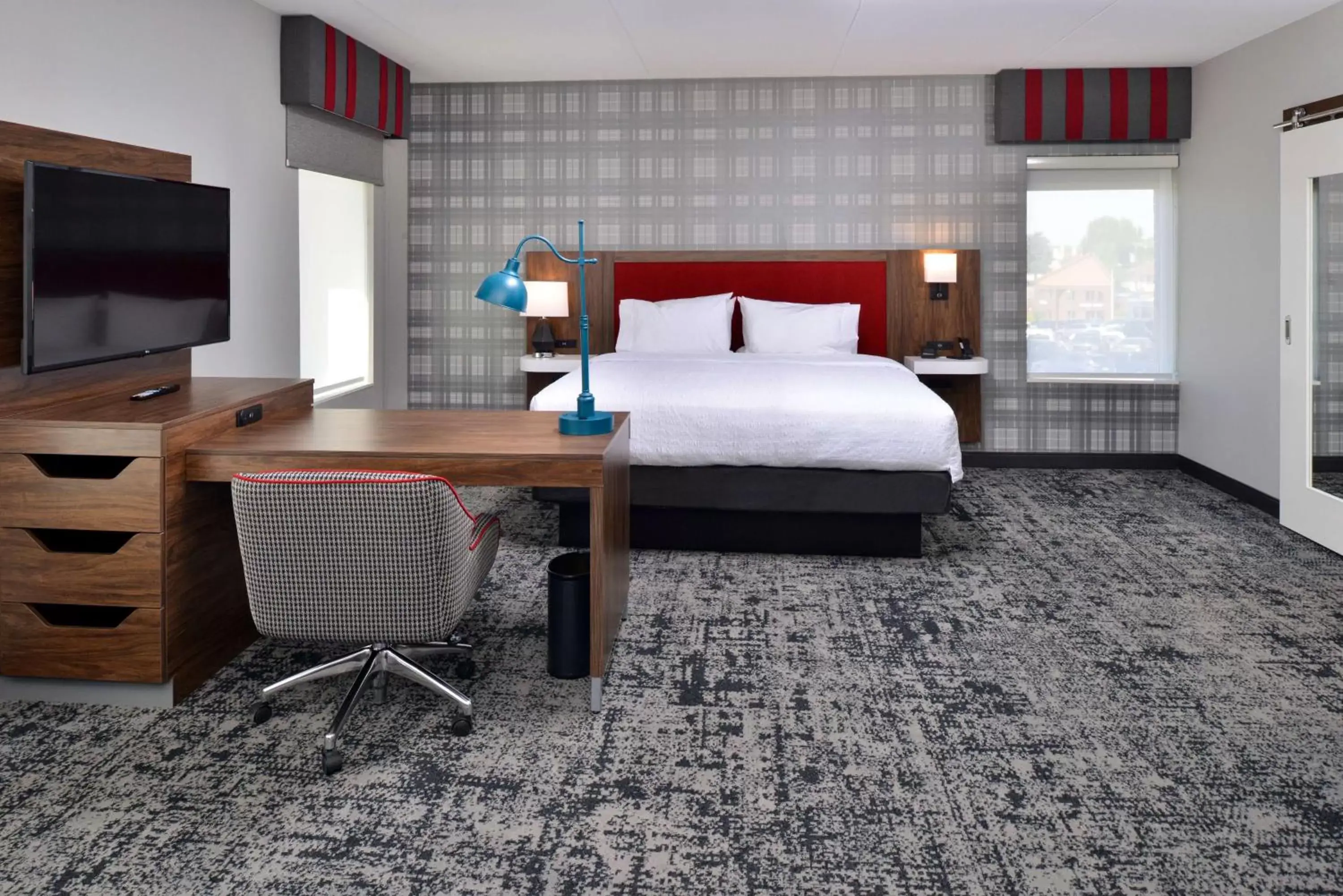 Bedroom, Bed in Hampton Inn & Suites Greensboro Downtown, Nc