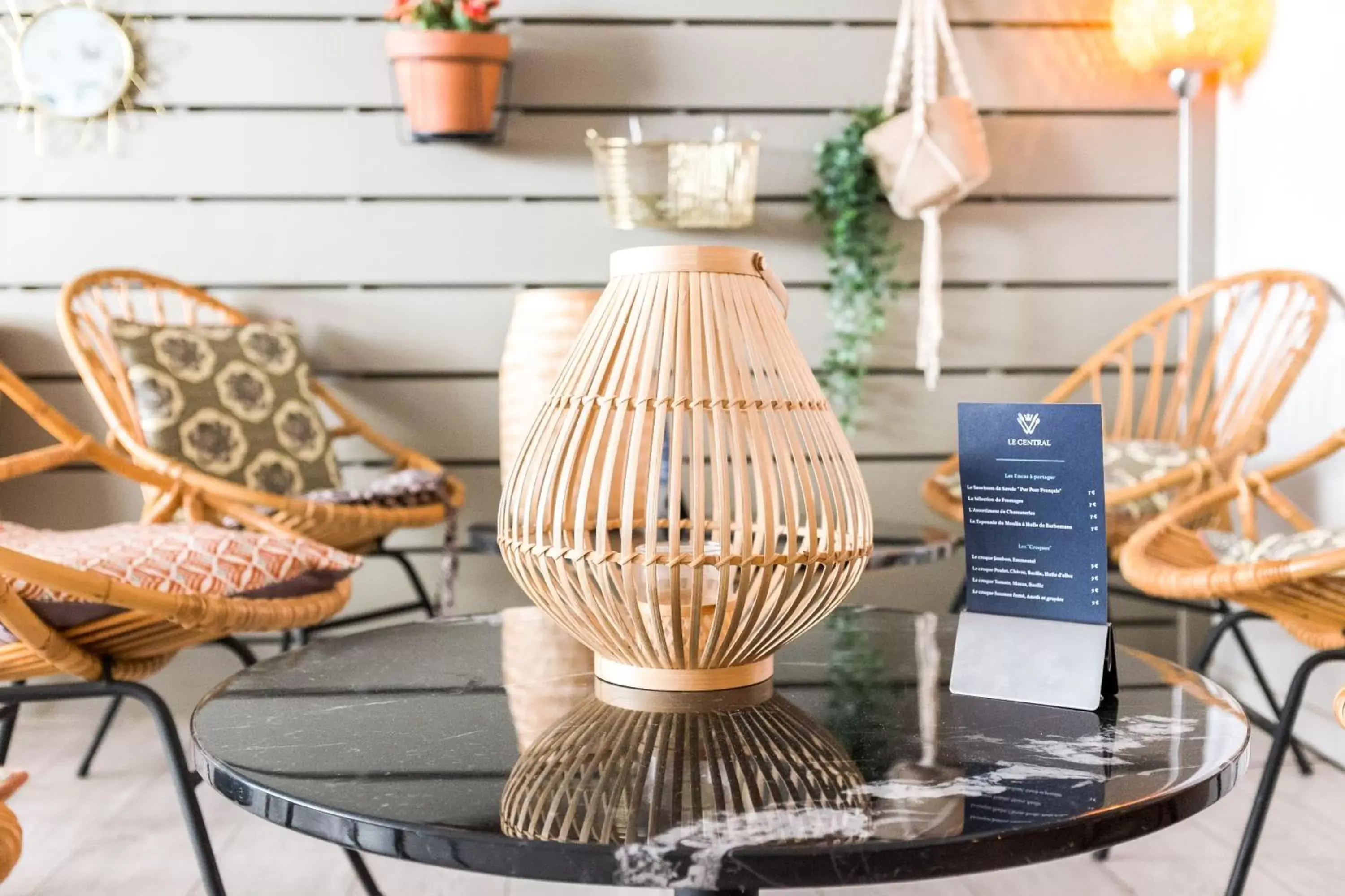 Lounge or bar in Hôtel Central Lounge or bar in Hôtel Central