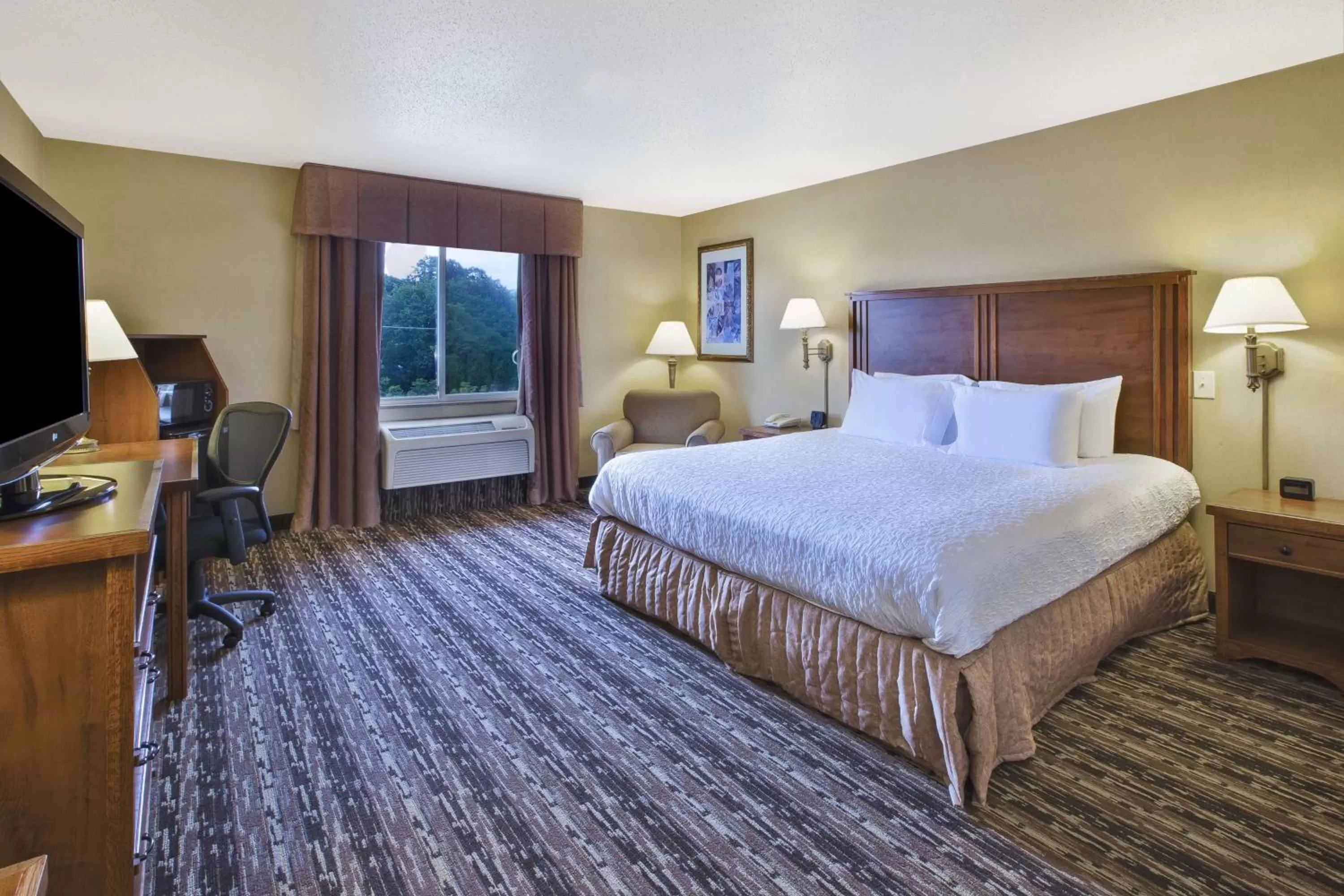 Bedroom, Bed in Hampton Inn Pittsburgh Area-Beaver Valley-Center Township