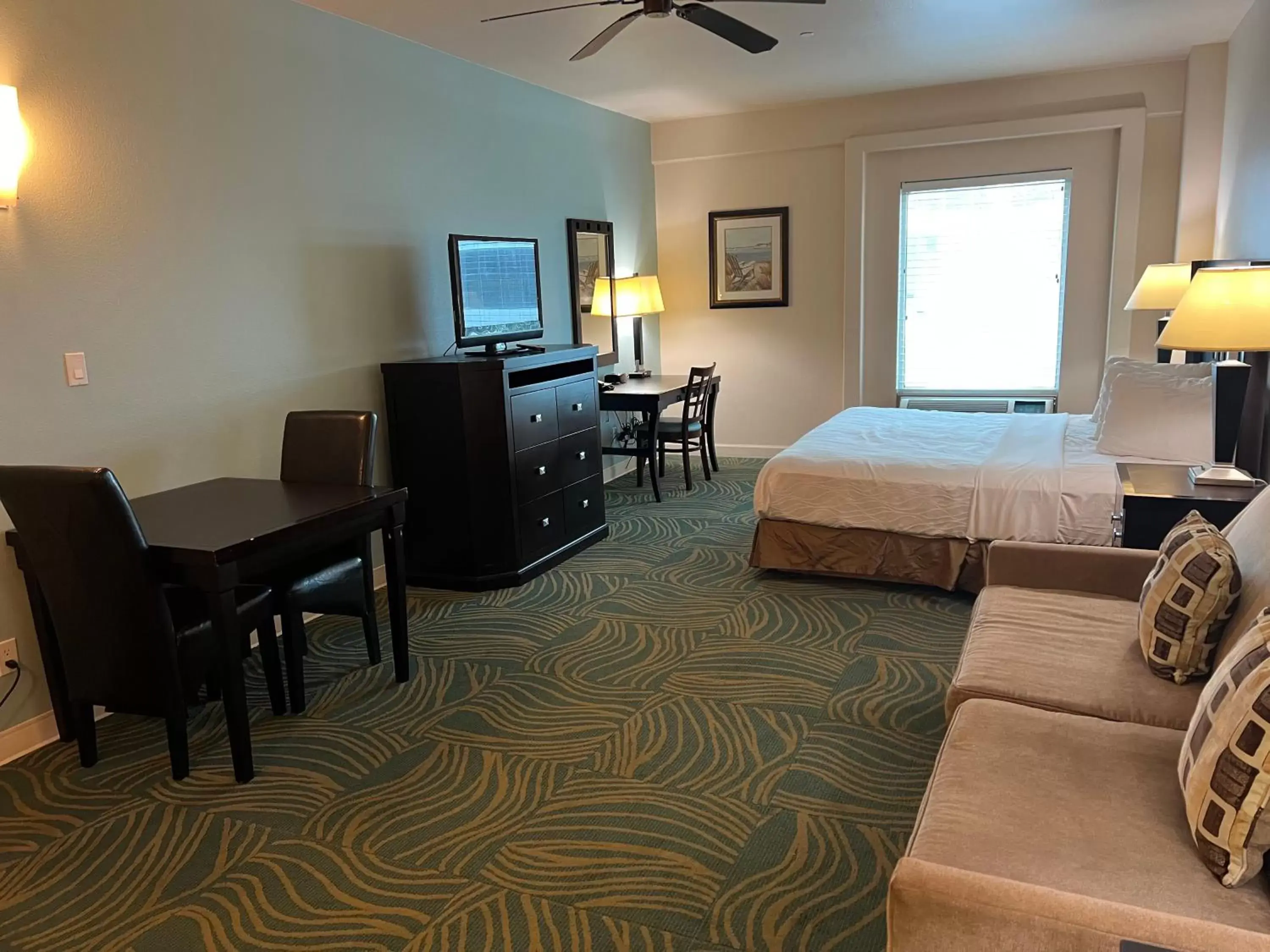 TV and multimedia in Sunchase Inn & Suites